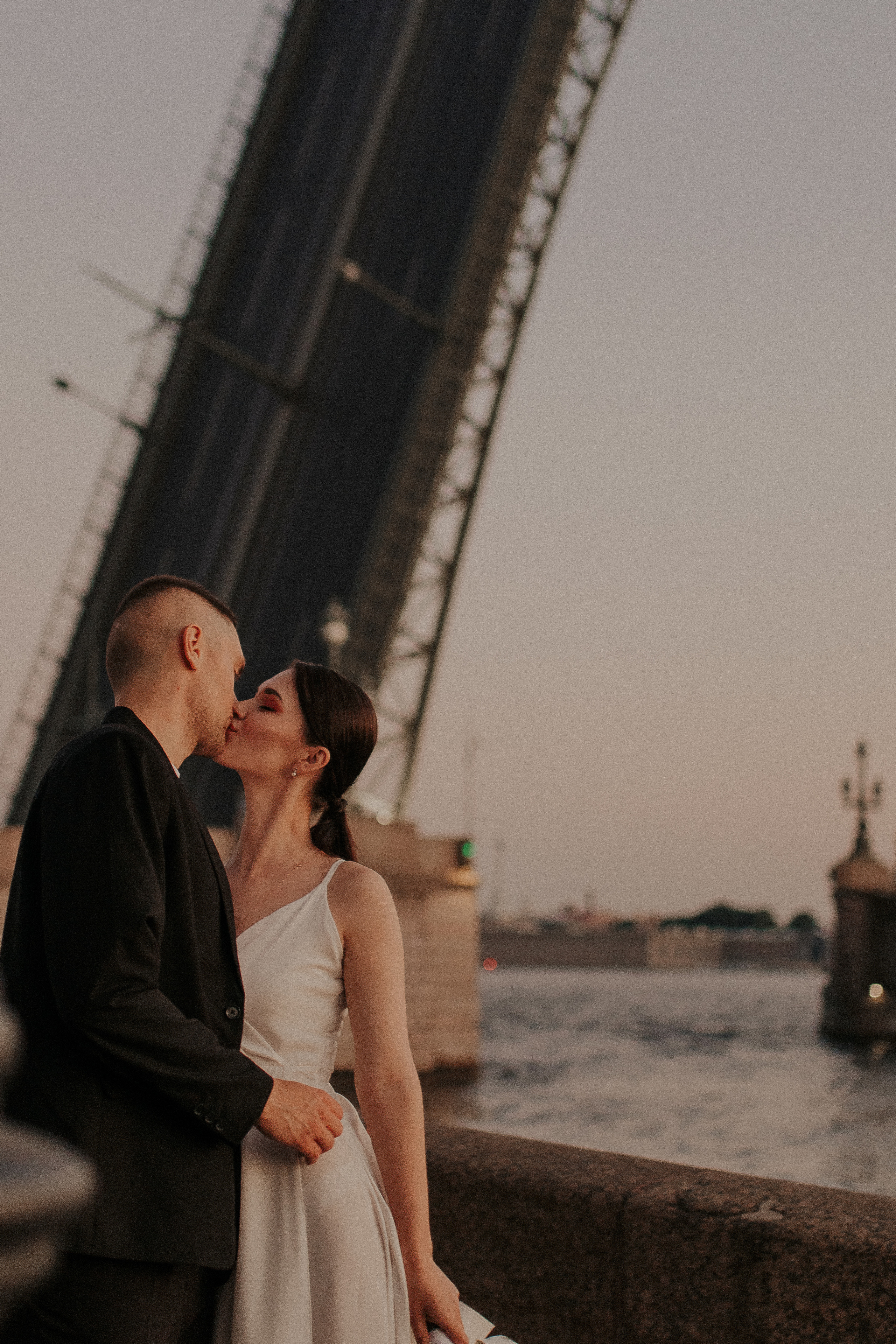 Свадебная фотосессия у разводных мостов. Фотограф в Санкт-Петербурге Лиза Семченкова