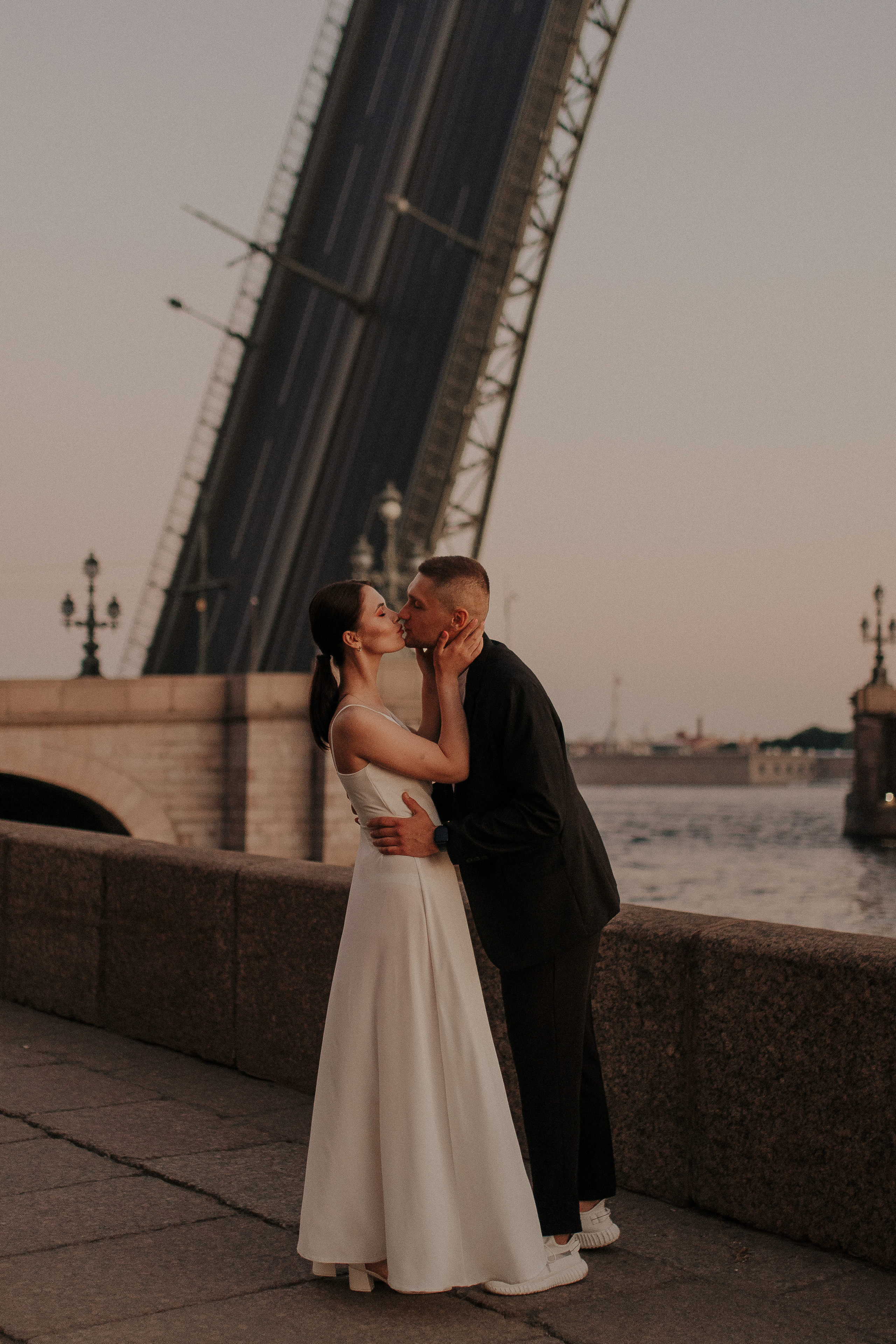 Свадебная фотосессия у разводных мостов. Фотограф в Санкт-Петербурге Лиза Семченкова