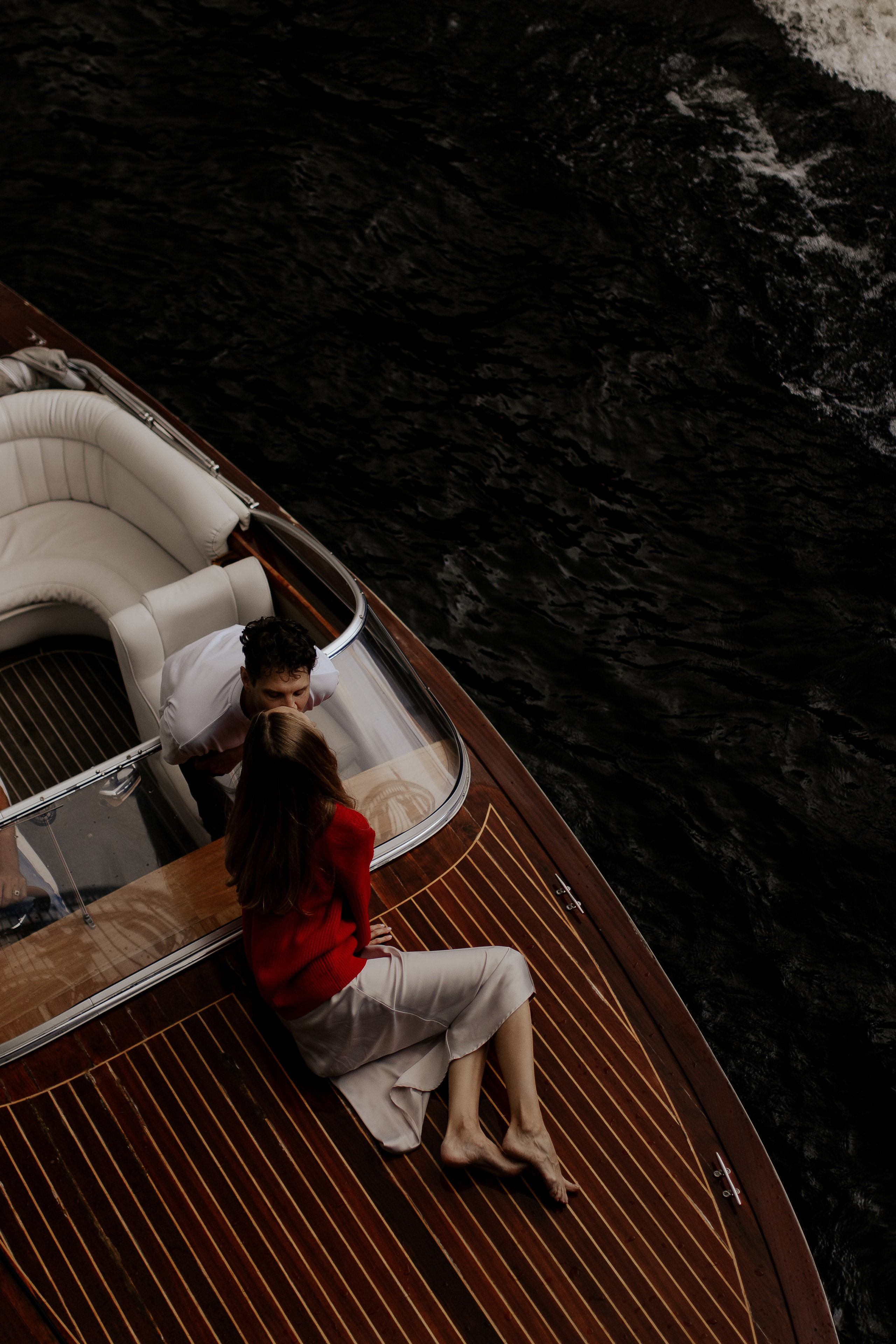 Прогулка влюбленных на кораблике по рекам и каналам. Фотограф в Санкт-Петербурге Лиза Семченкова