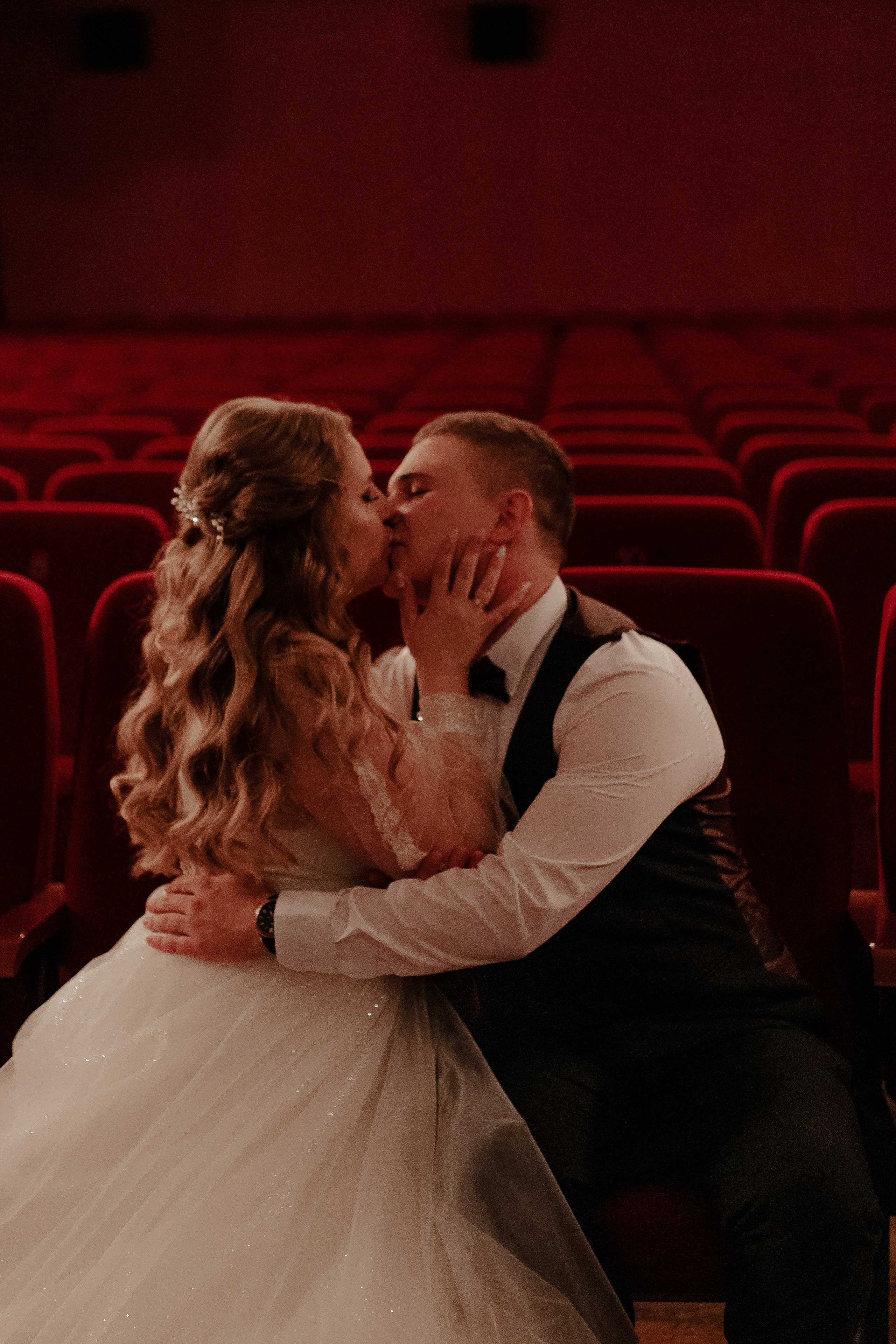 Свадебная съемка в кинотеатре Петербурга. Фотограф в Санкт-Петербурге Лиза Семченкова