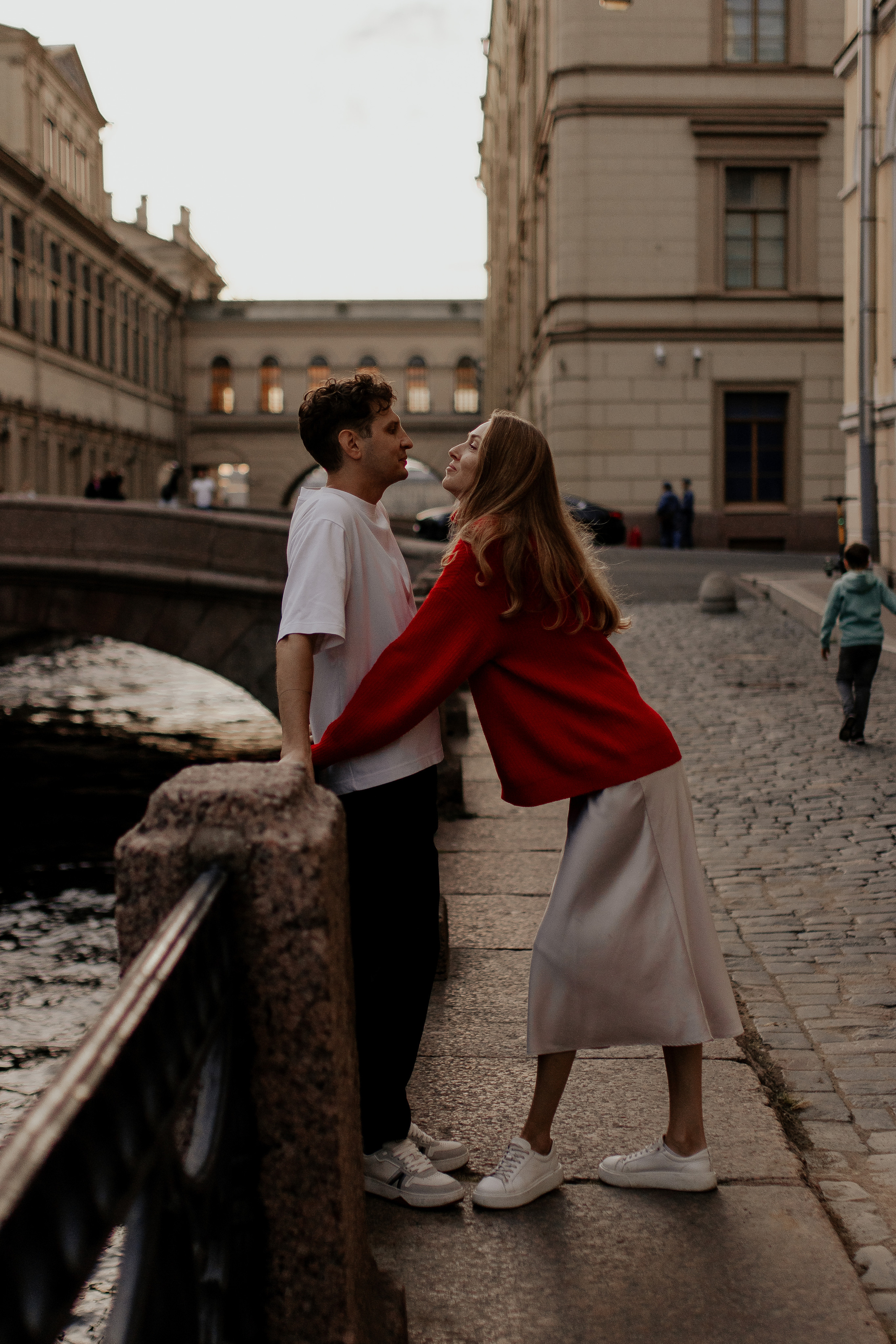 Прогулка влюбленных на кораблике по рекам и каналам. Фотограф в Санкт-Петербурге Лиза Семченкова