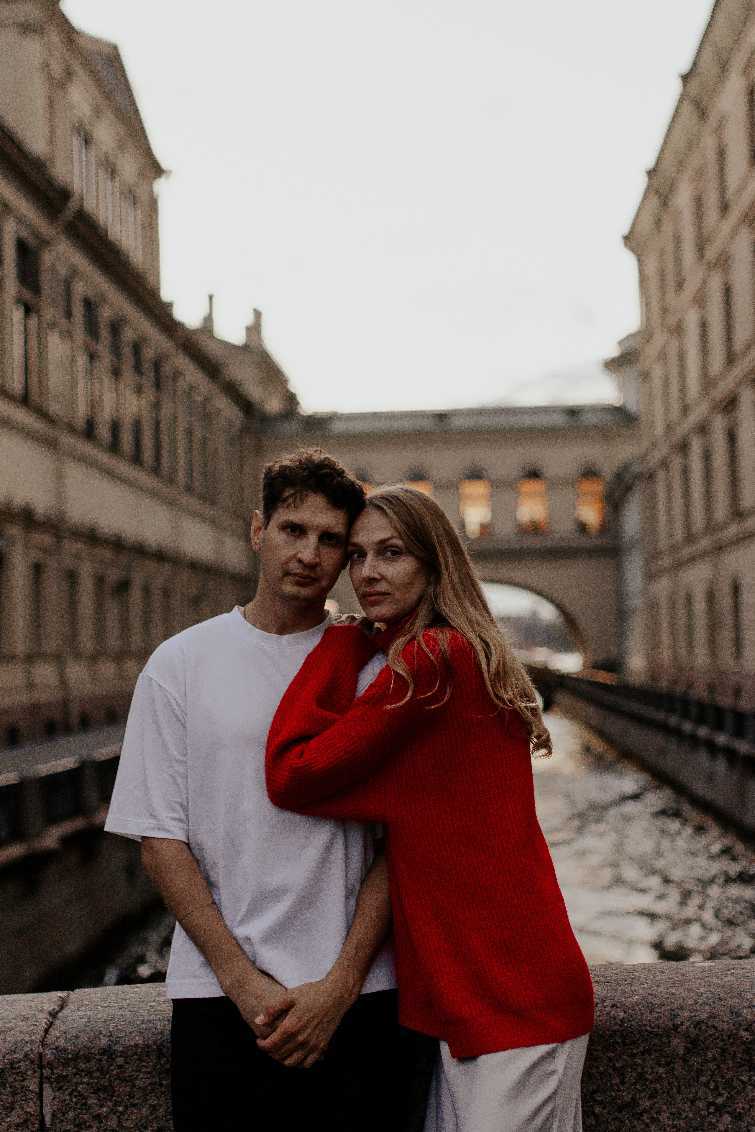 Прогулка влюбленных на кораблике по рекам и каналам. Фотограф в Санкт-Петербурге Лиза Семченкова