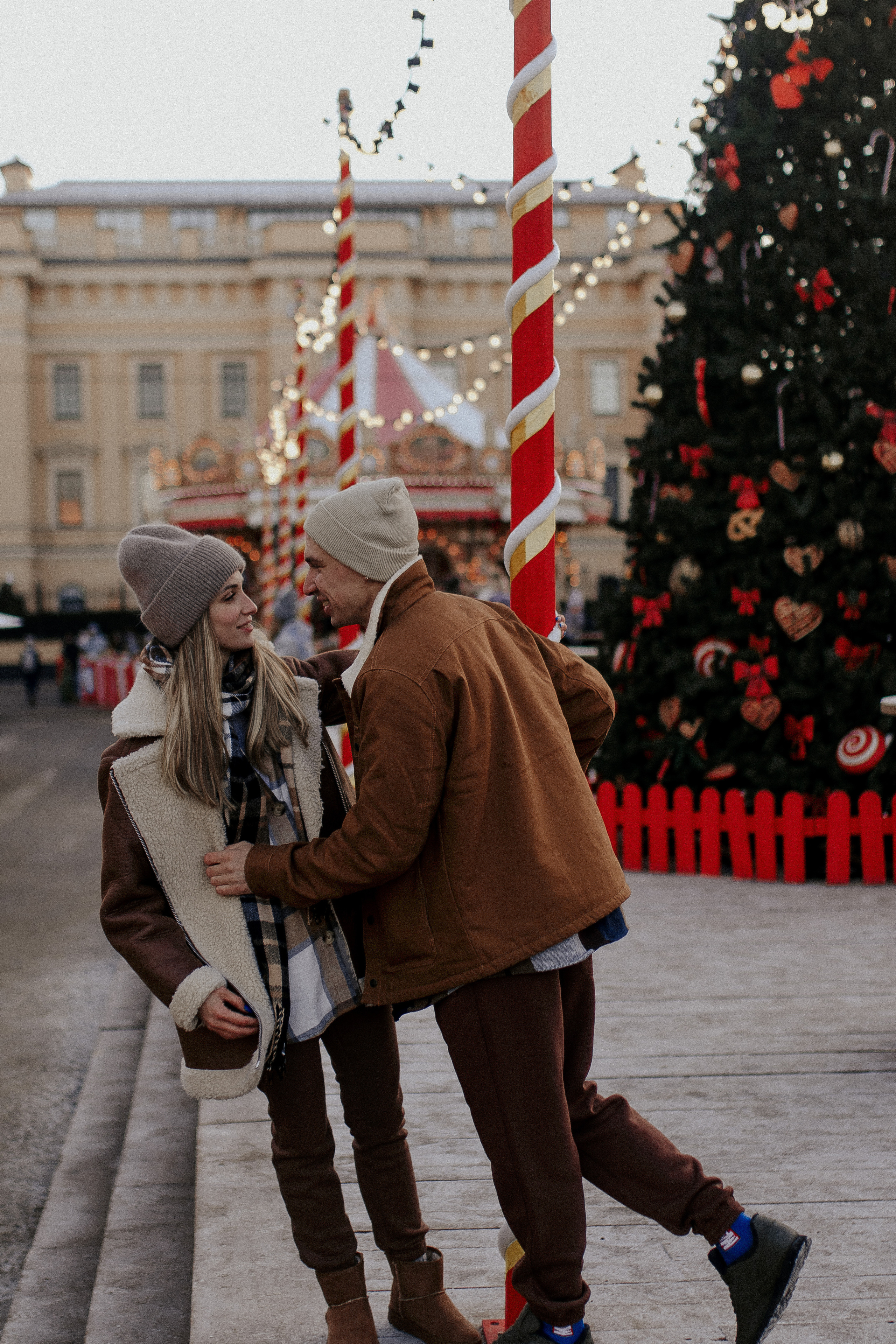 Двое на новогодней ярмарке. Фотограф в Санкт-Петербурге Лиза Семченкова