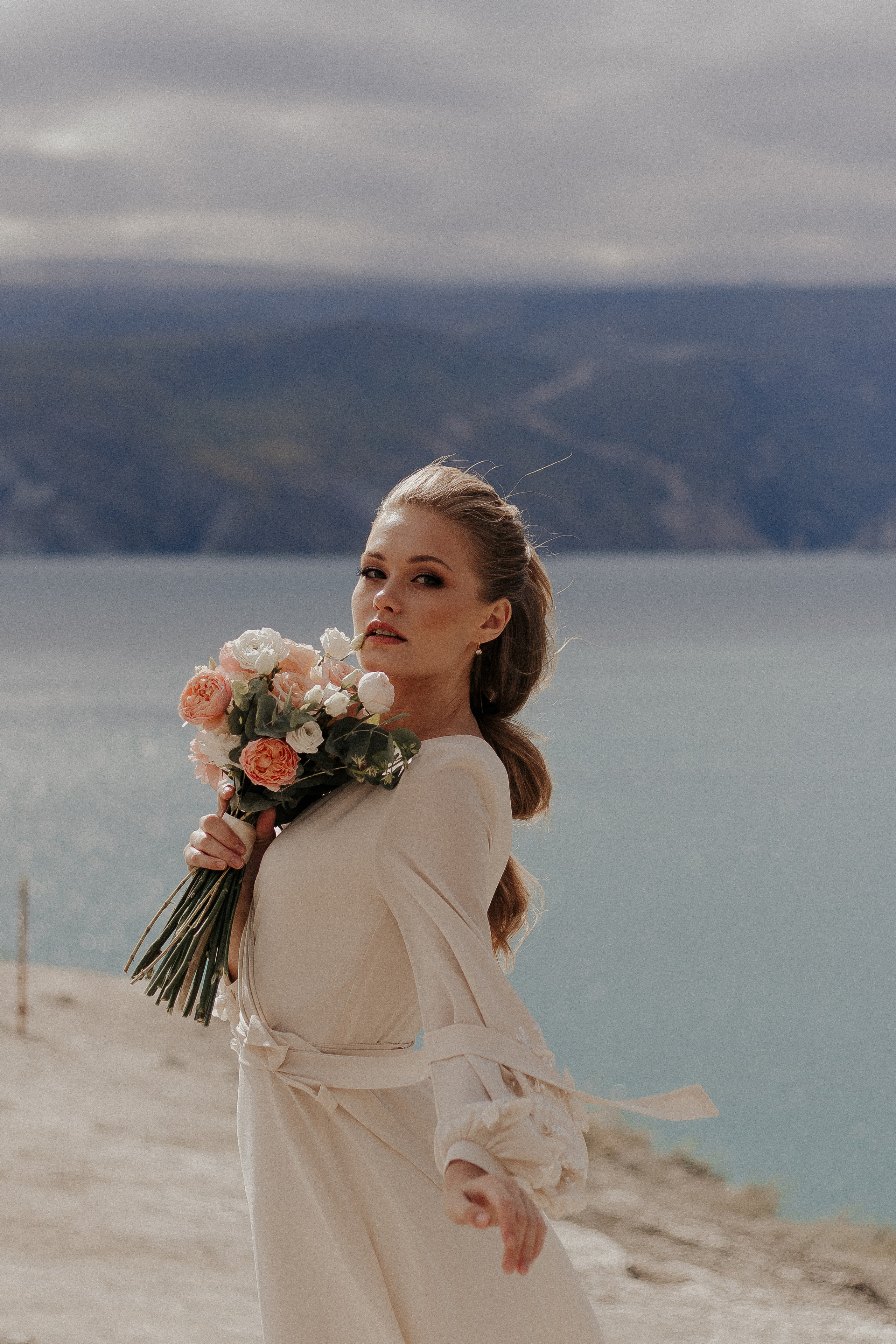 Море внутри — свадебная фотосессия у озера в Дагестане. Фотограф в Санкт-Петербурге Лиза Семченкова
