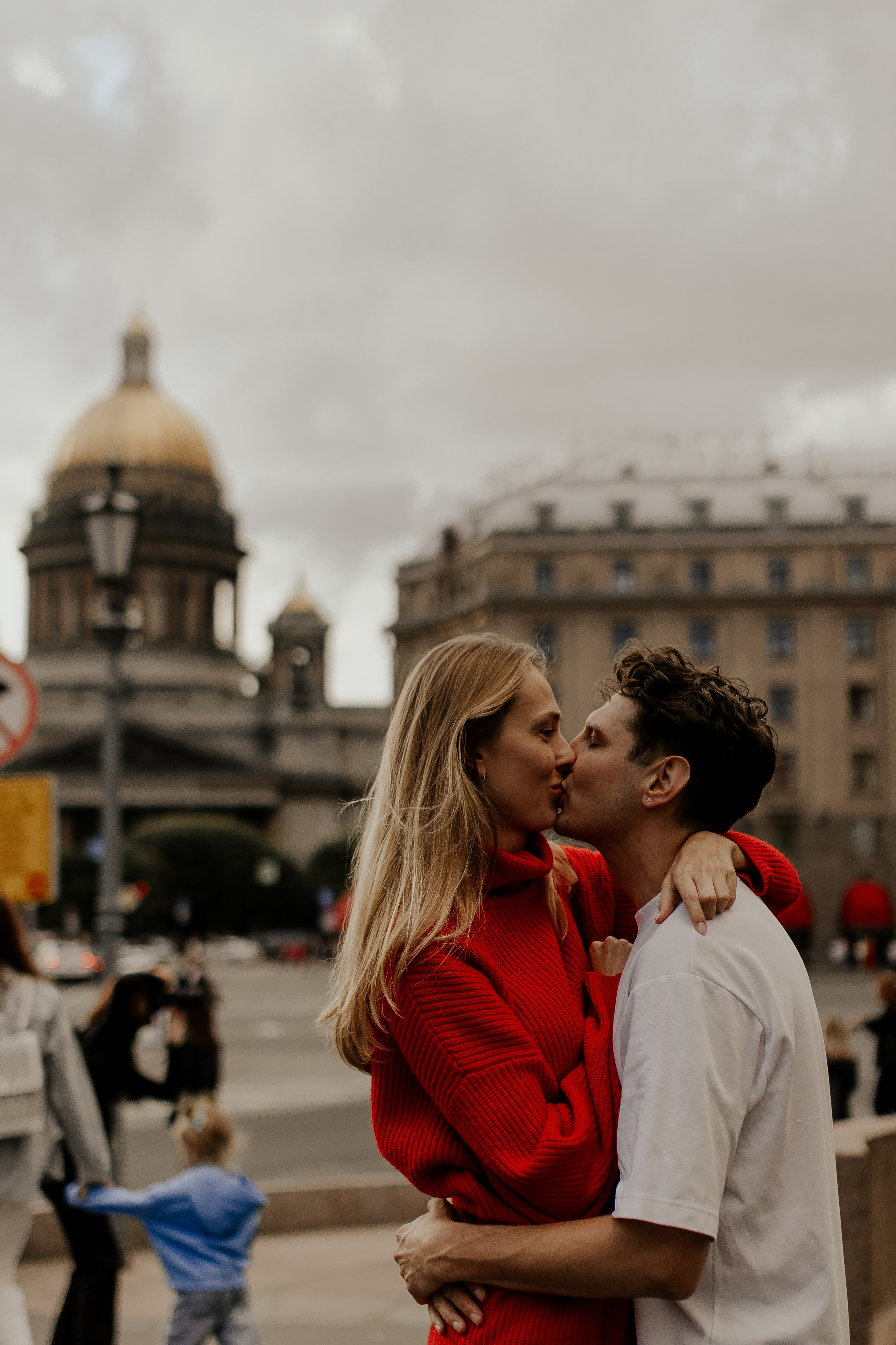 Прогулка влюбленных на кораблике по рекам и каналам. Фотограф в Санкт-Петербурге Лиза Семченкова