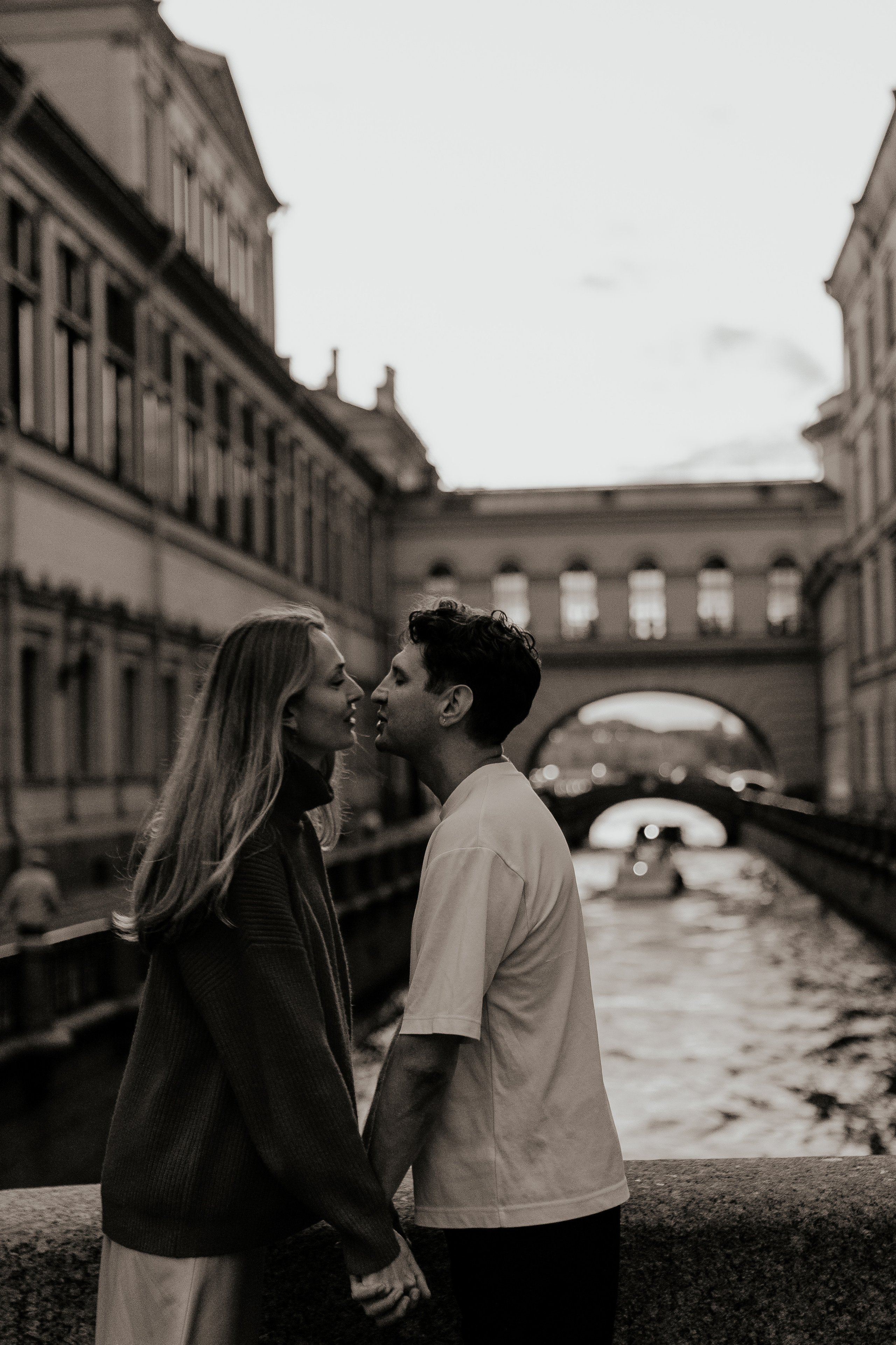 Прогулка влюбленных на кораблике по рекам и каналам. Фотограф в Санкт-Петербурге Лиза Семченкова