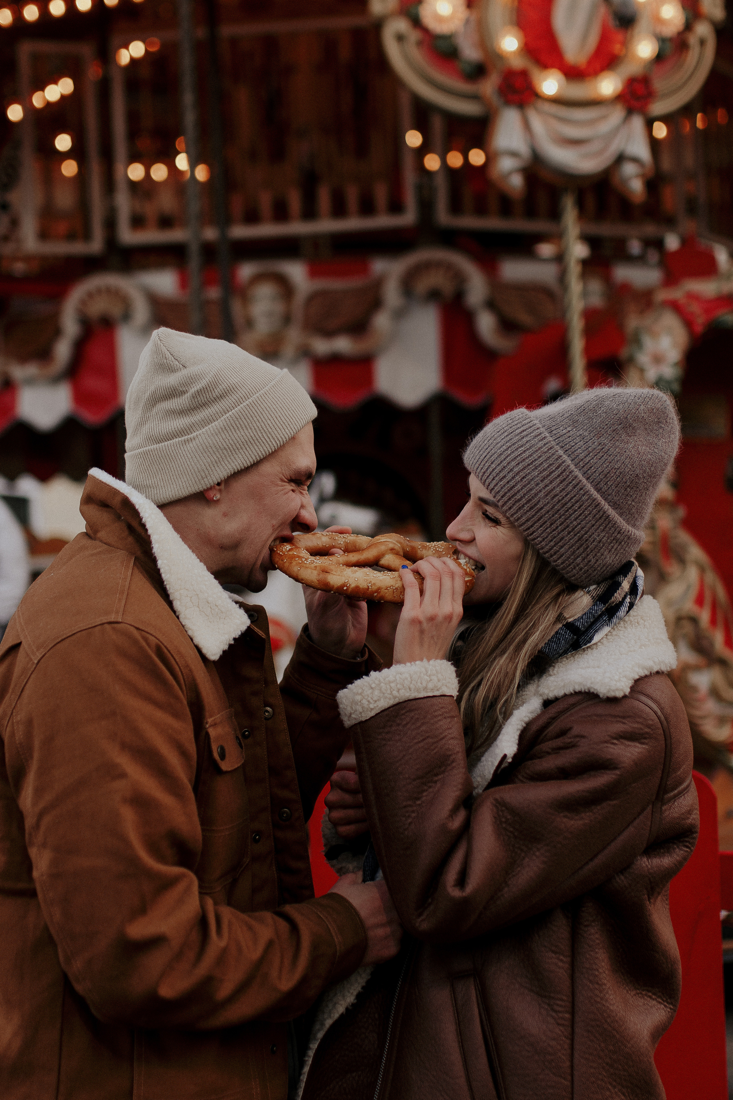 Двое на новогодней ярмарке. Фотограф в Санкт-Петербурге Лиза Семченкова