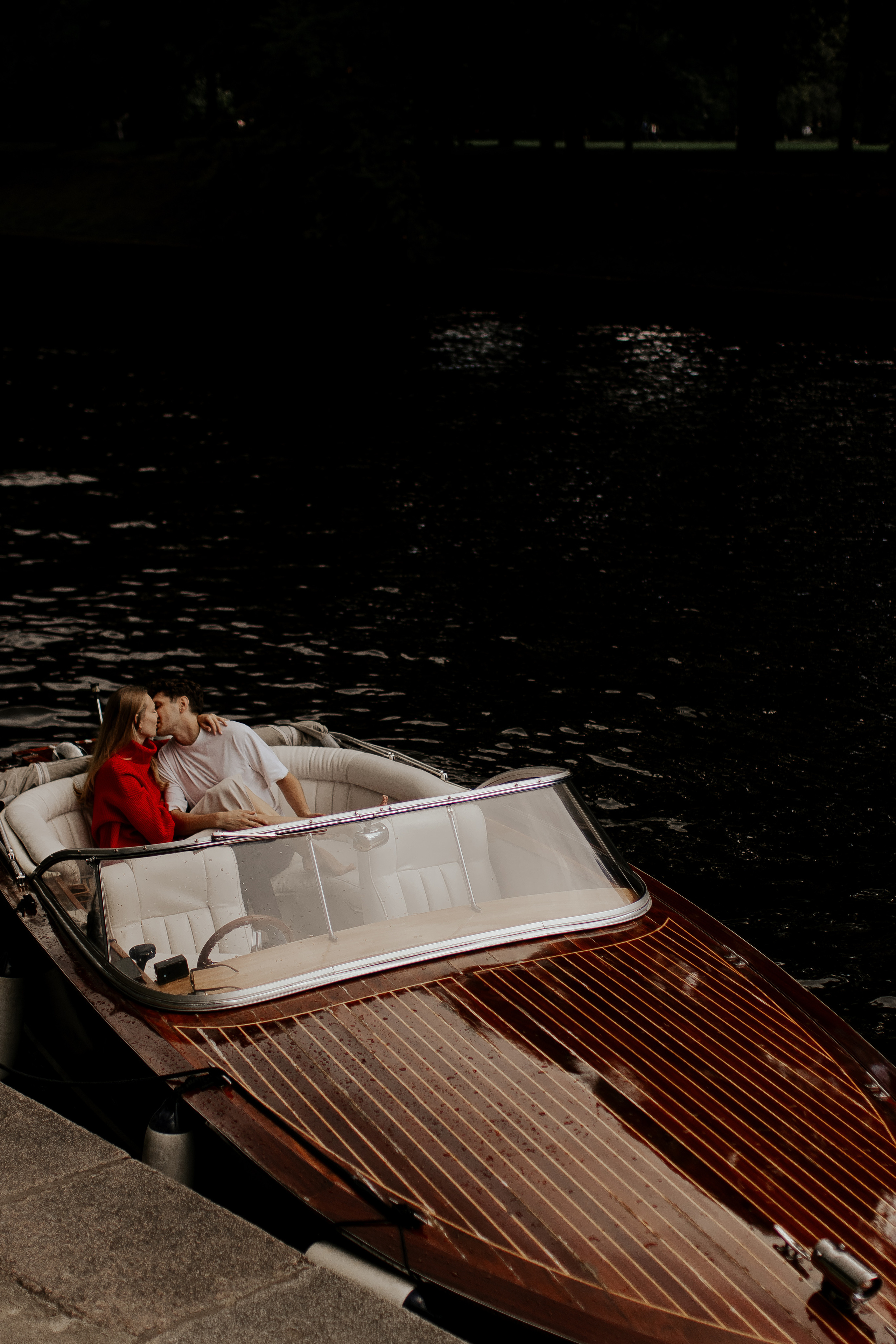 Прогулка влюбленных на кораблике по рекам и каналам. Фотограф в Санкт-Петербурге Лиза Семченкова