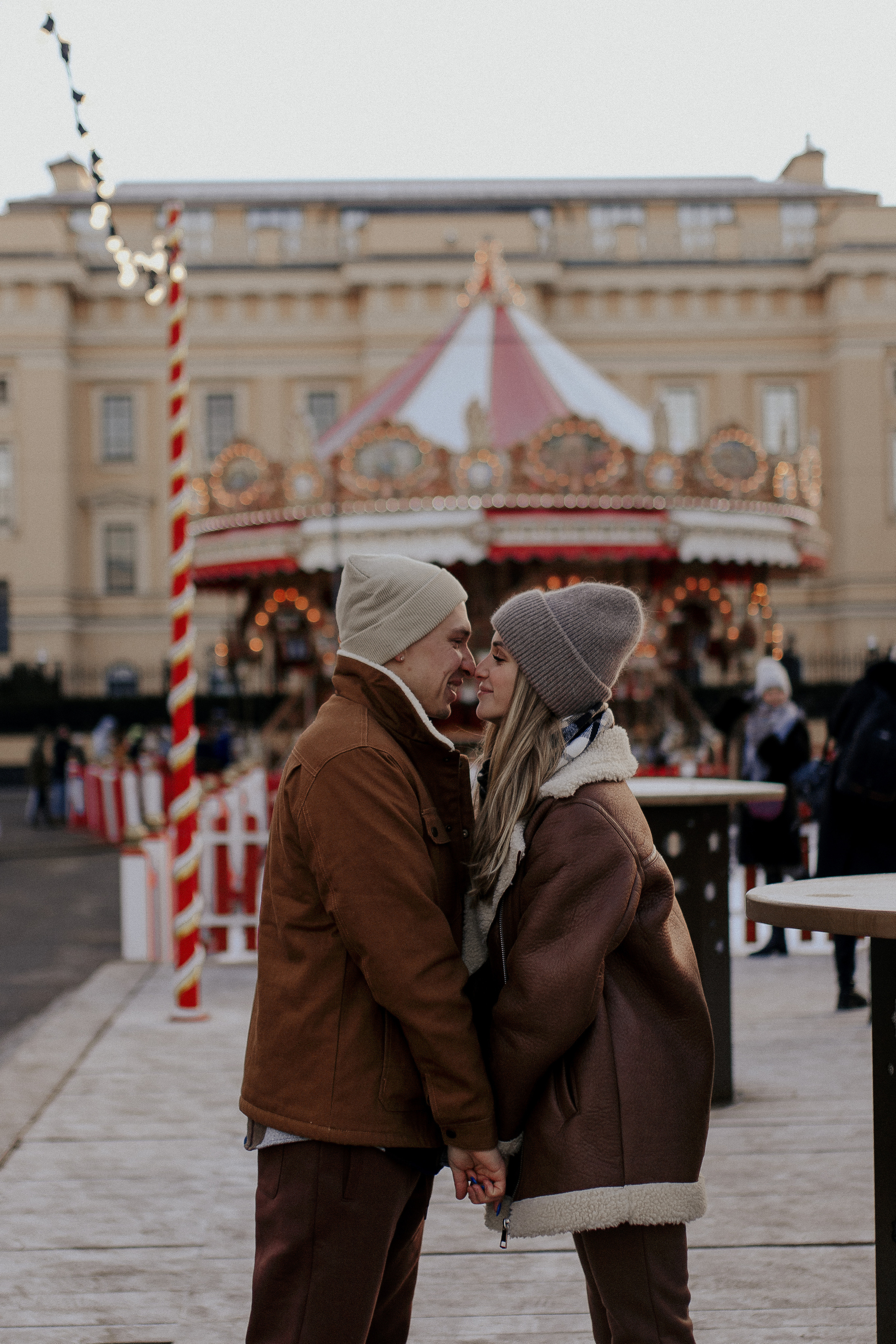 Двое на новогодней ярмарке. Фотограф в Санкт-Петербурге Лиза Семченкова