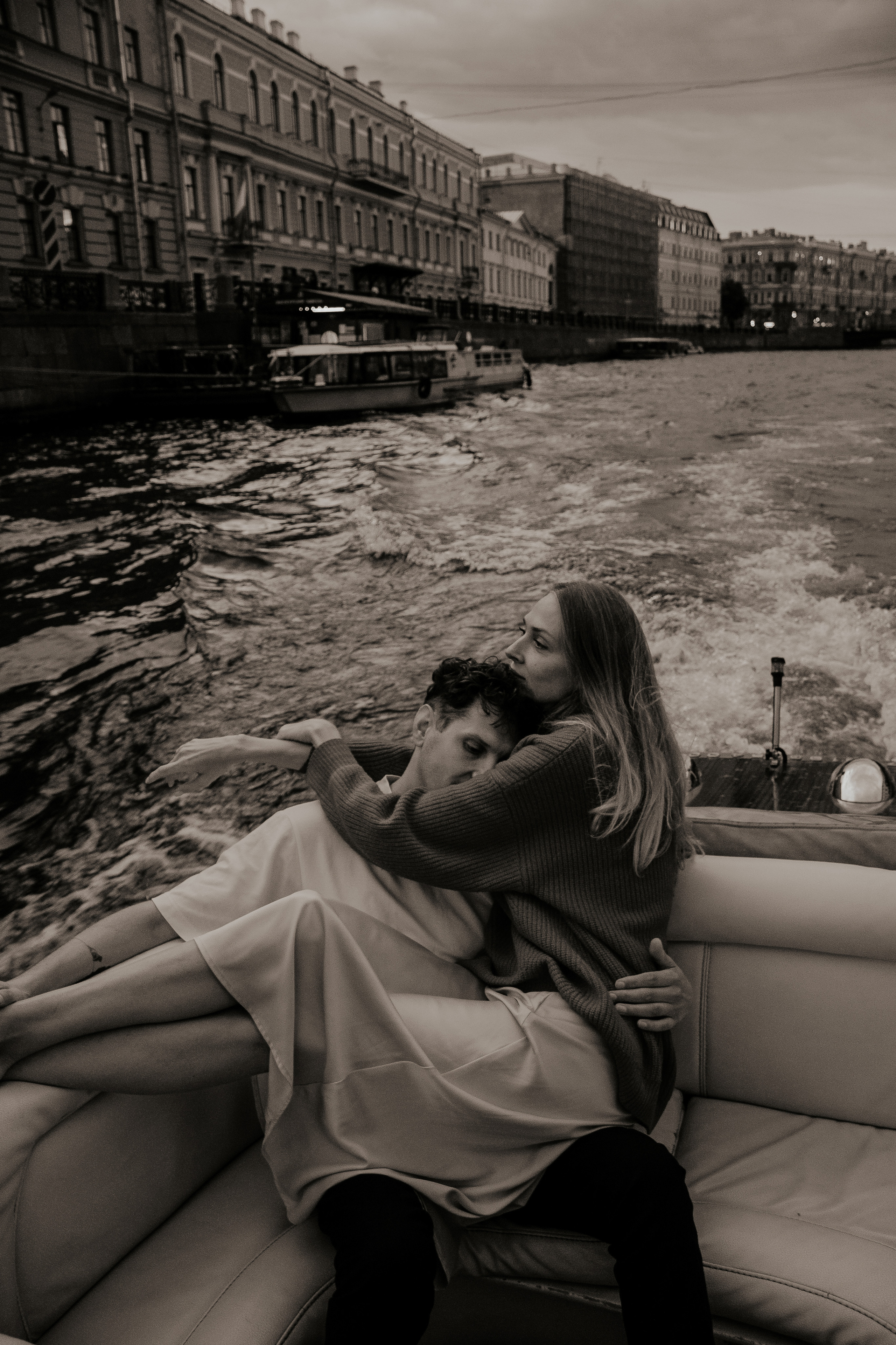 Прогулка влюбленных на кораблике по рекам и каналам. Фотограф в Санкт-Петербурге Лиза Семченкова