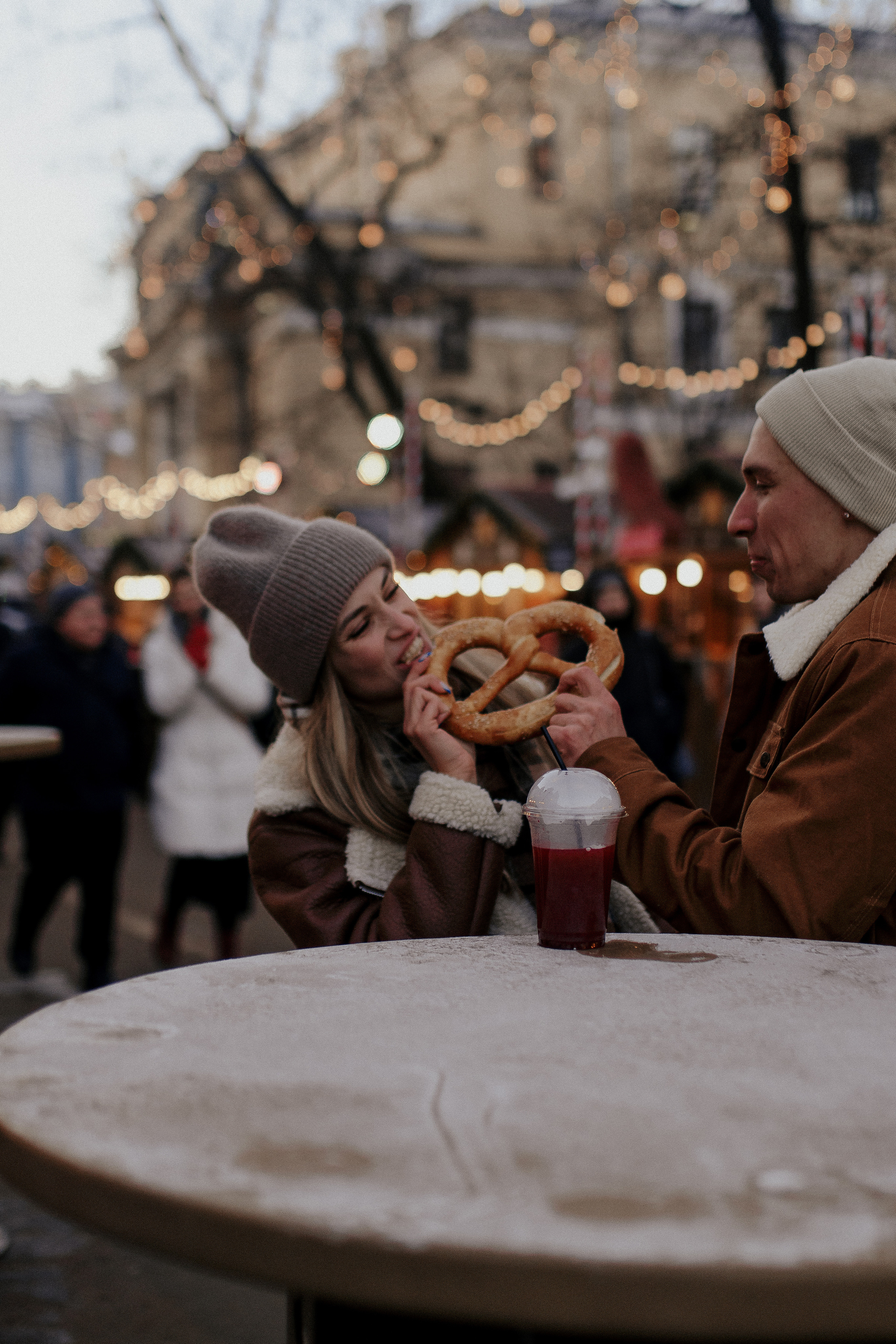 Двое на новогодней ярмарке. Фотограф в Санкт-Петербурге Лиза Семченкова
