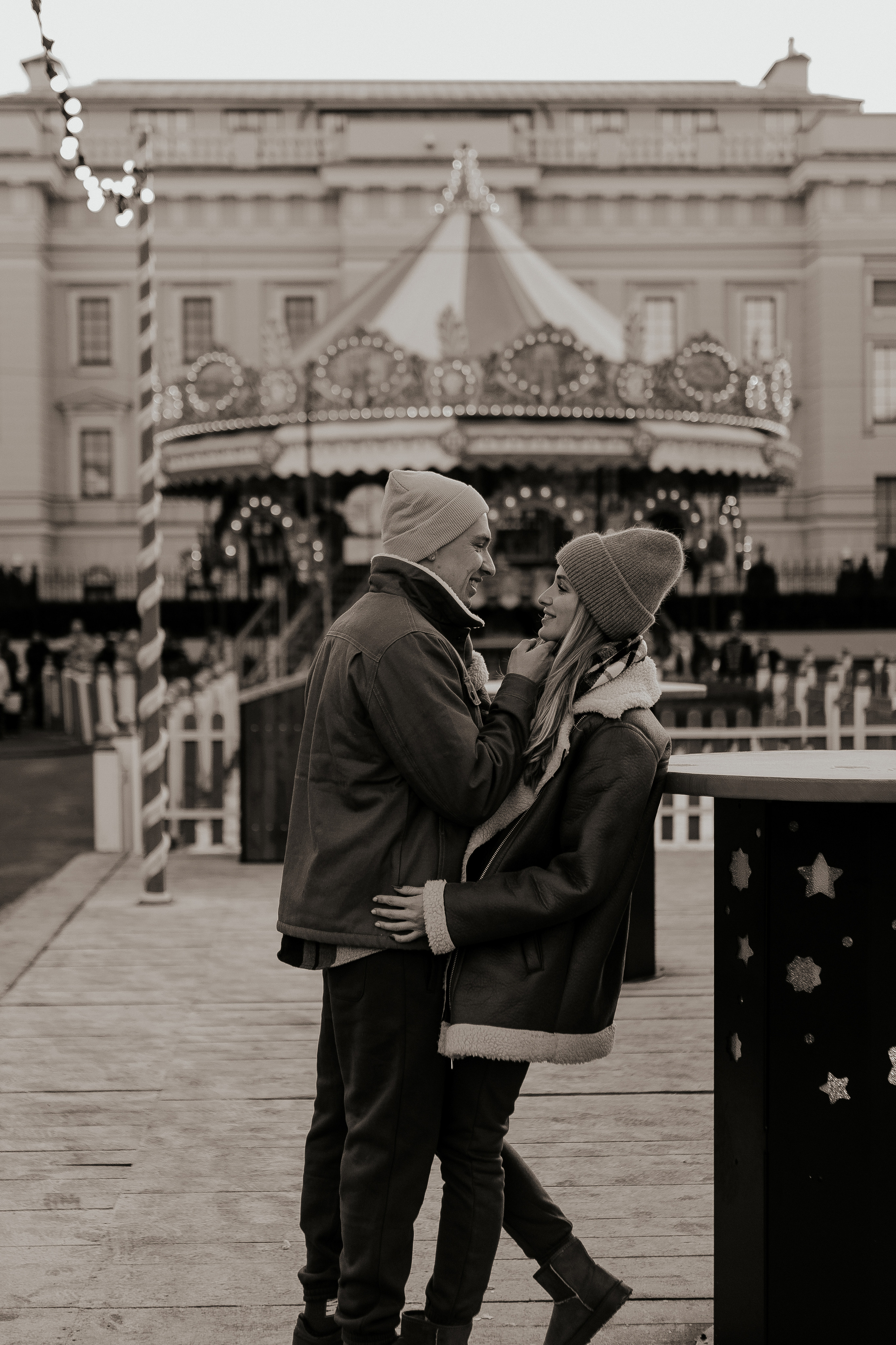 Двое на новогодней ярмарке. Фотограф в Санкт-Петербурге Лиза Семченкова