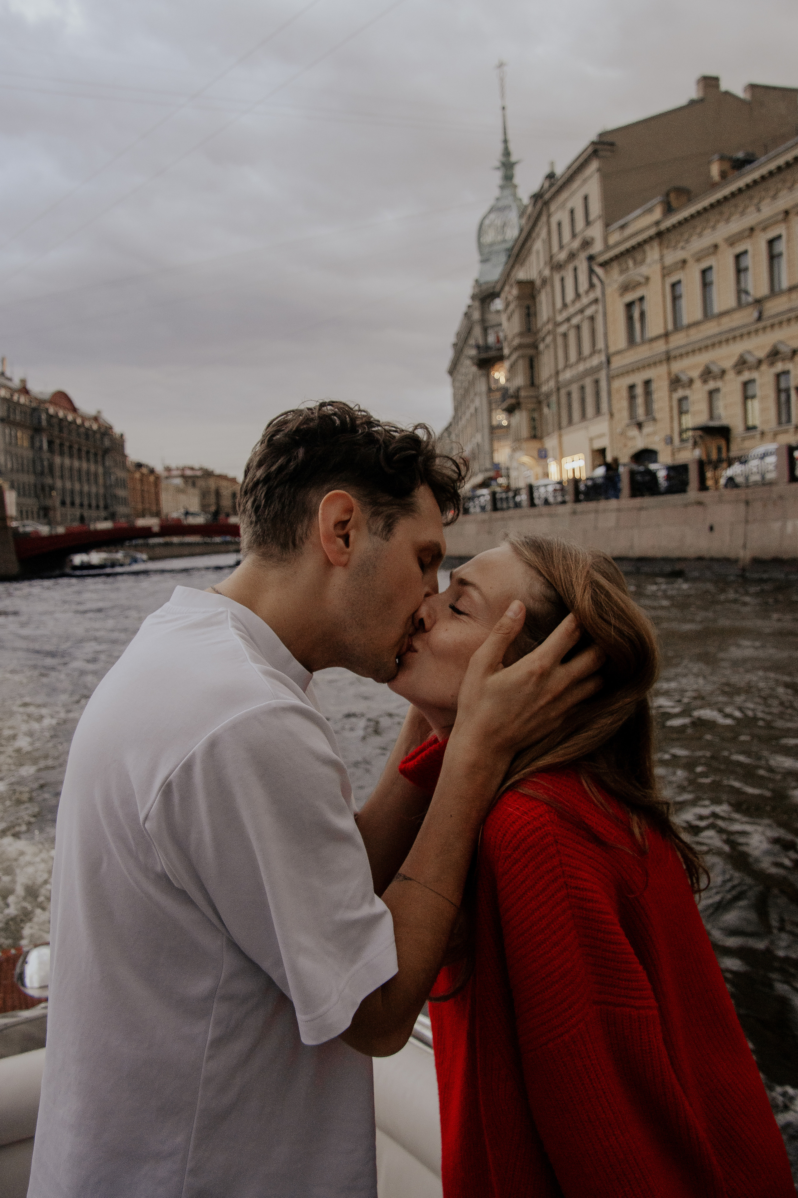 Прогулка влюбленных на кораблике по рекам и каналам. Фотограф в Санкт-Петербурге Лиза Семченкова
