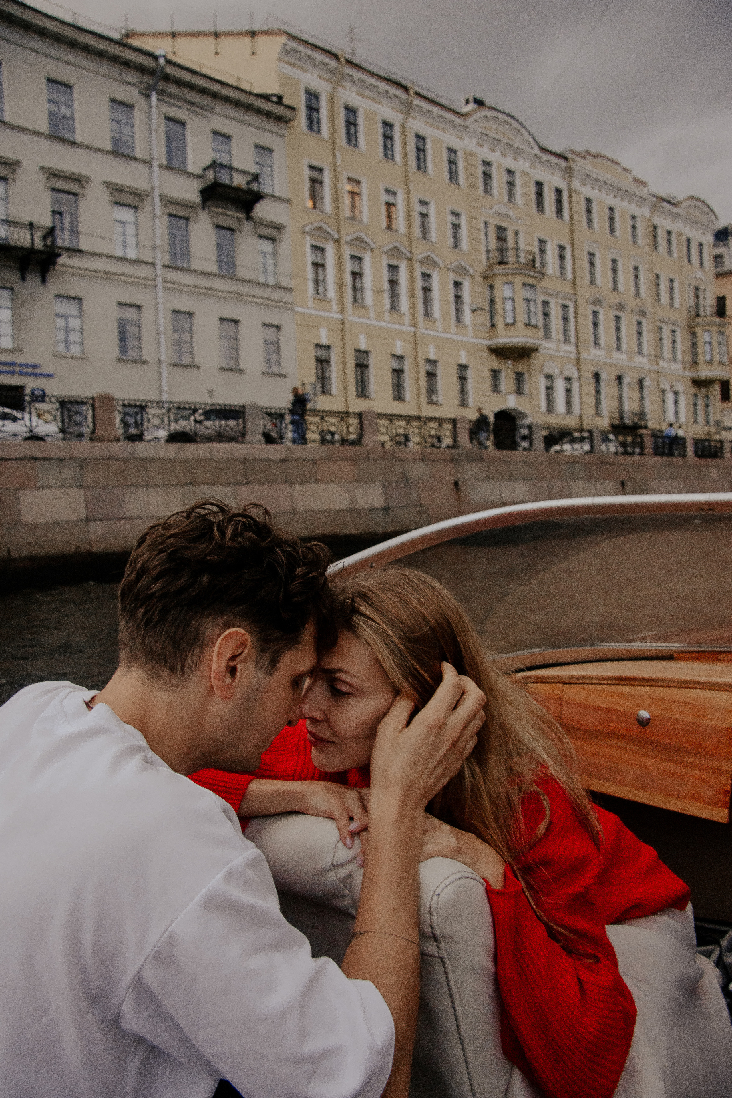 Прогулка влюбленных на кораблике по рекам и каналам. Фотограф в Санкт-Петербурге Лиза Семченкова