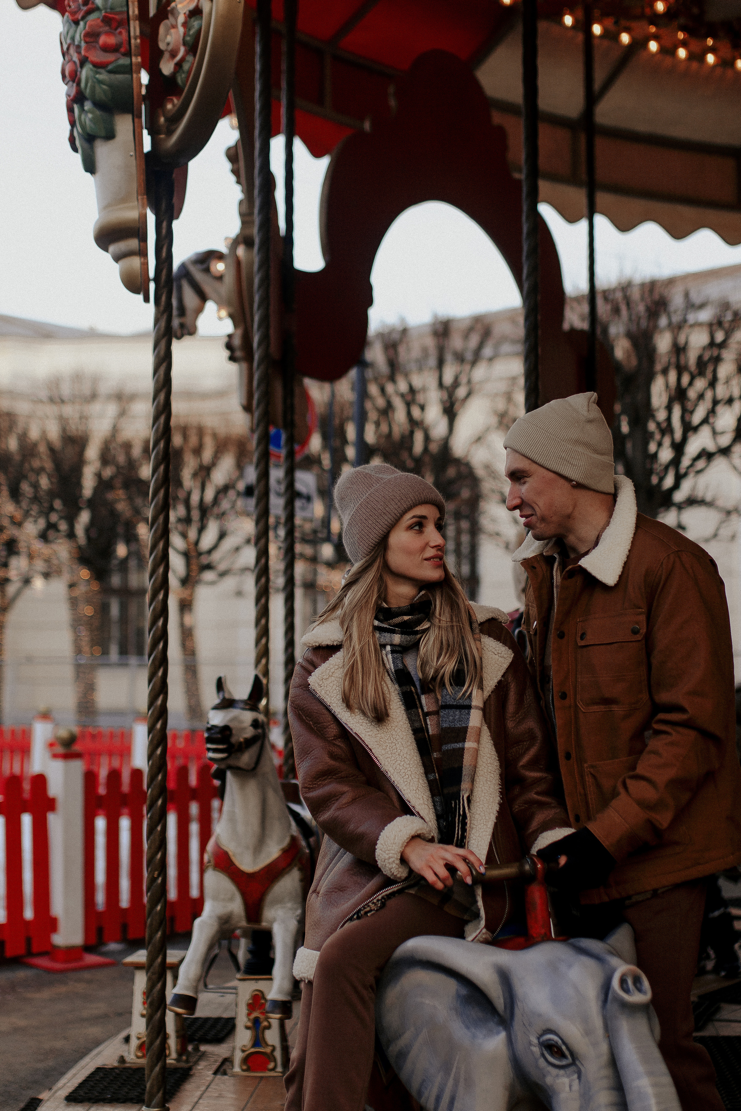 Двое на новогодней ярмарке. Фотограф в Санкт-Петербурге Лиза Семченкова