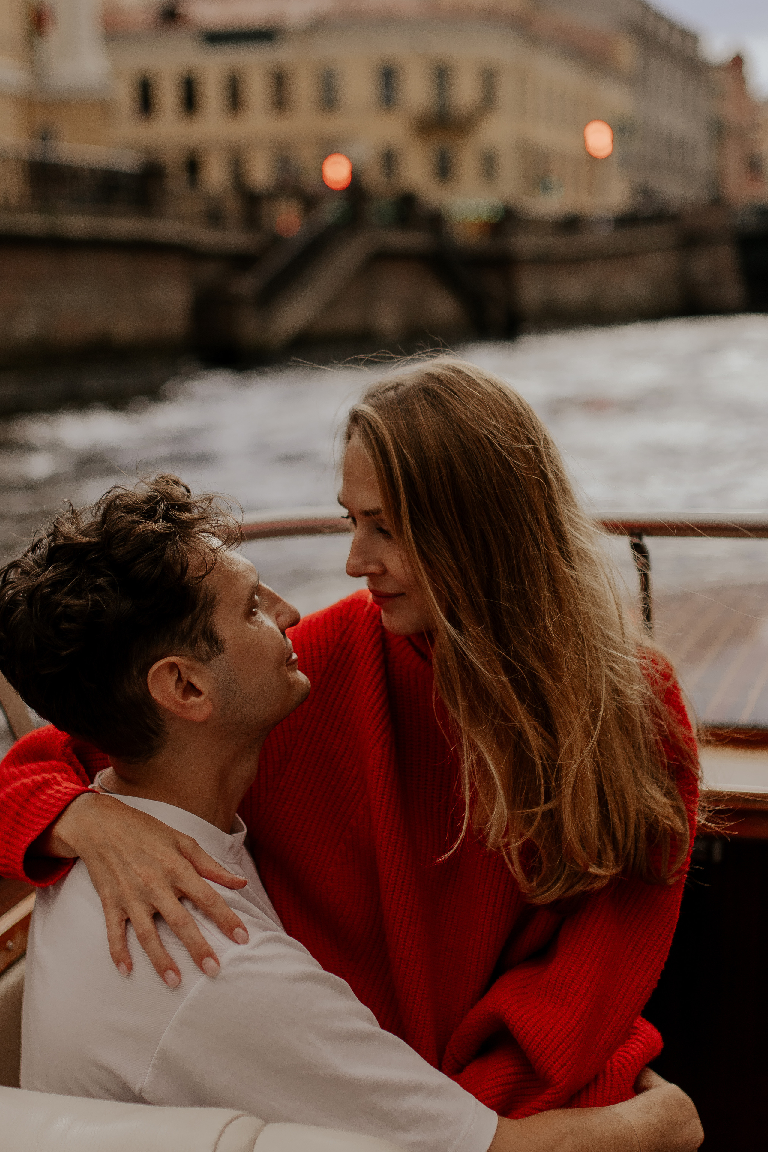 Прогулка влюбленных на кораблике по рекам и каналам. Фотограф в Санкт-Петербурге Лиза Семченкова