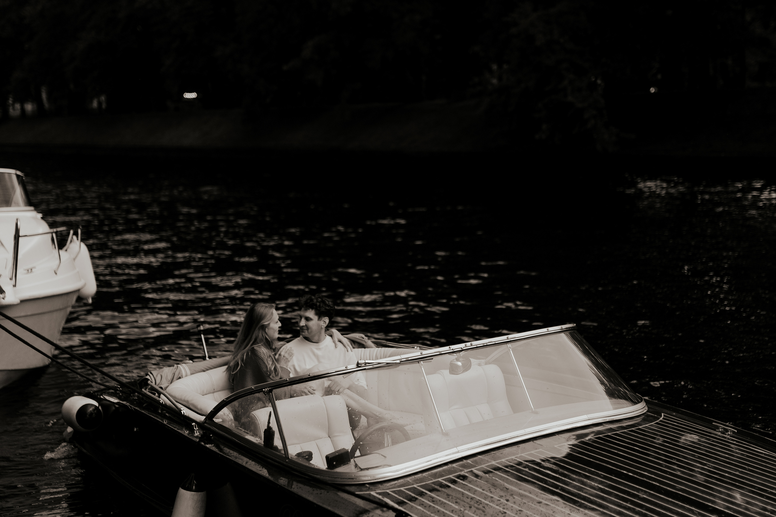 Прогулка влюбленных на кораблике по рекам и каналам. Фотограф в Санкт-Петербурге Лиза Семченкова