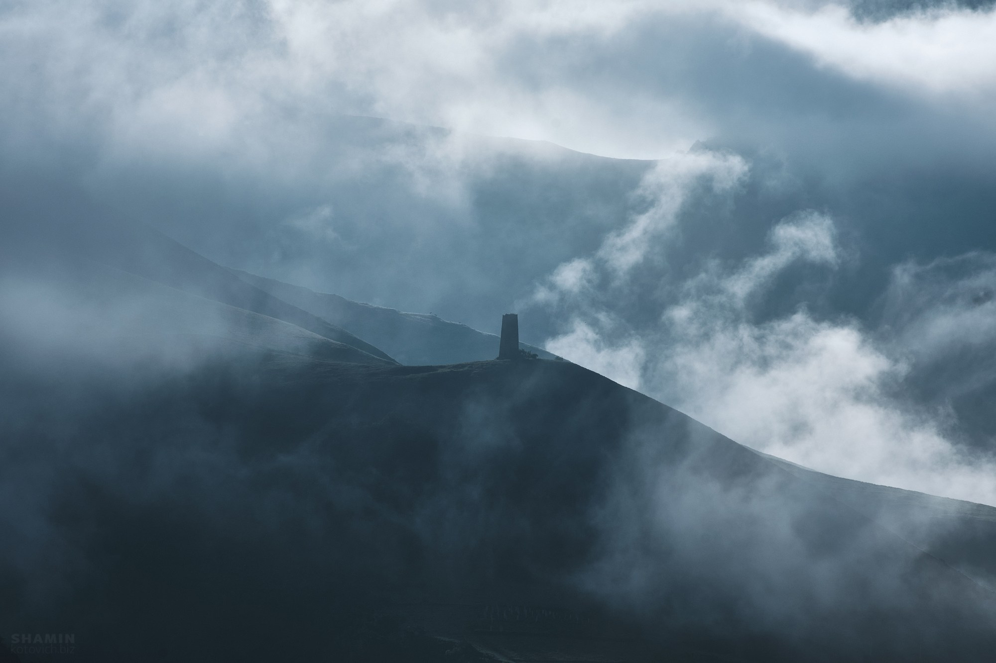 Пейзажи Ингушетии: горные хребты, башенные комплексы, долины и облака, снятые фотографом Константином Шаминым. Атмосферные кадры, передающие дух Кавказа, древнюю архитектуру и красоту природы Ингушетии. Фотограф Константин Шамин