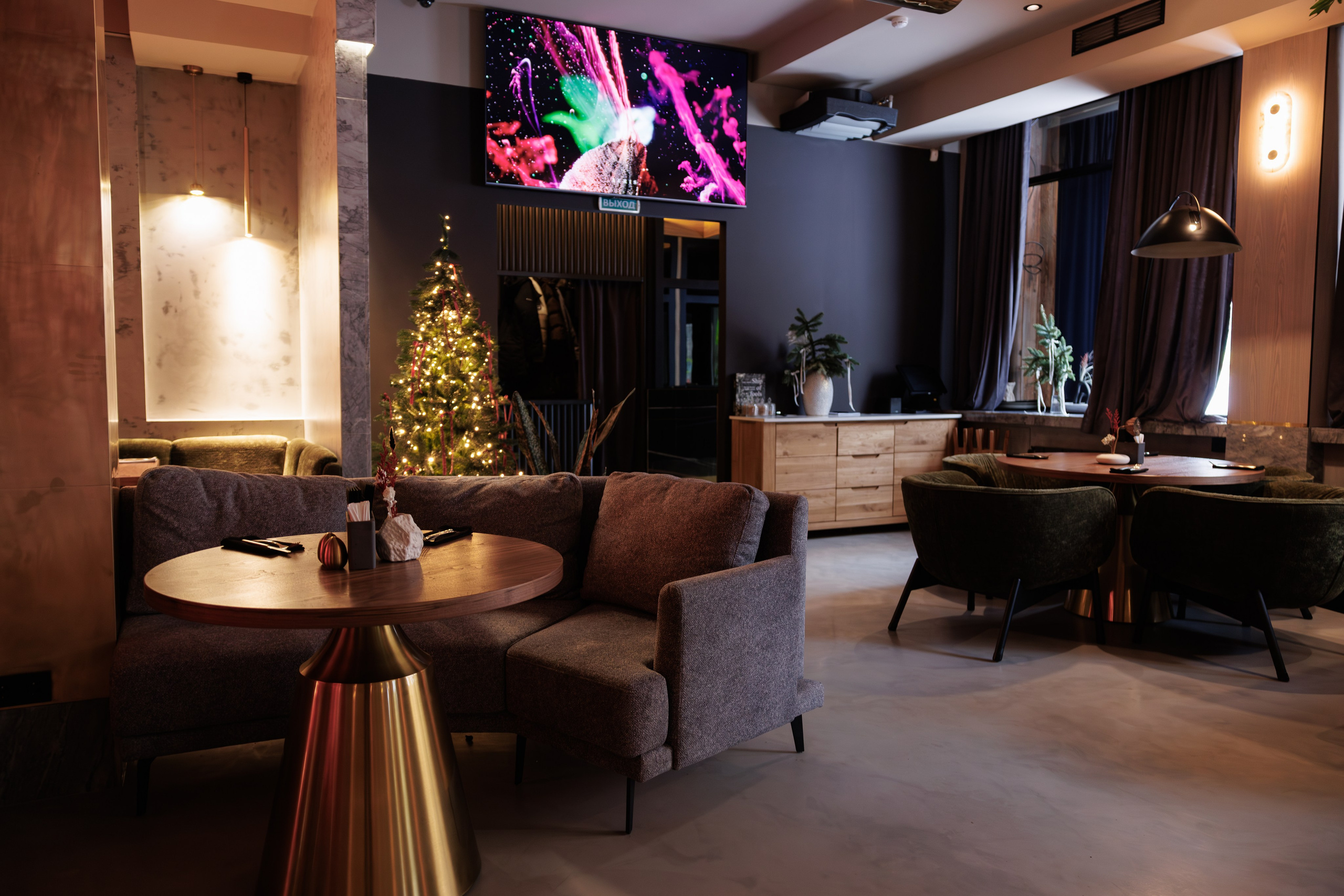 Фотограф для интерьерной съемки ресторана. Контент для бизнеса в Екатеринбурге Полдень Медиа