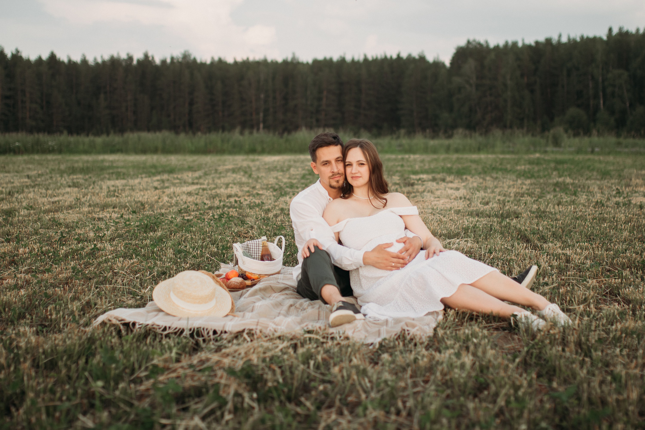 Фотосессия беременности в поле на закате. Семейный фотограф Екатеринбург Черепанова Олеся