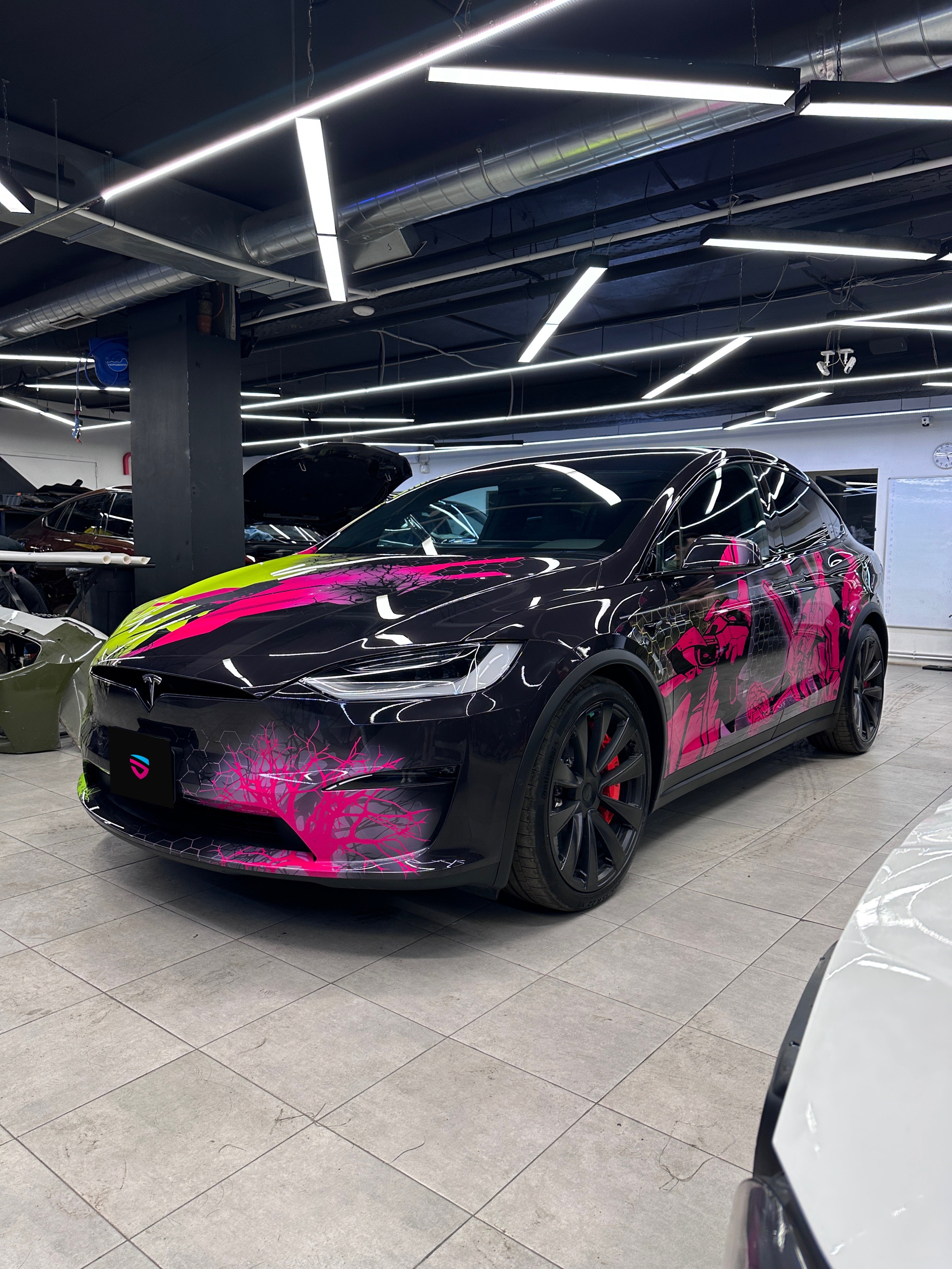 Винилография на Tesla Model S Plaid. Студия дизайна и оклейки авто Barmaley Design