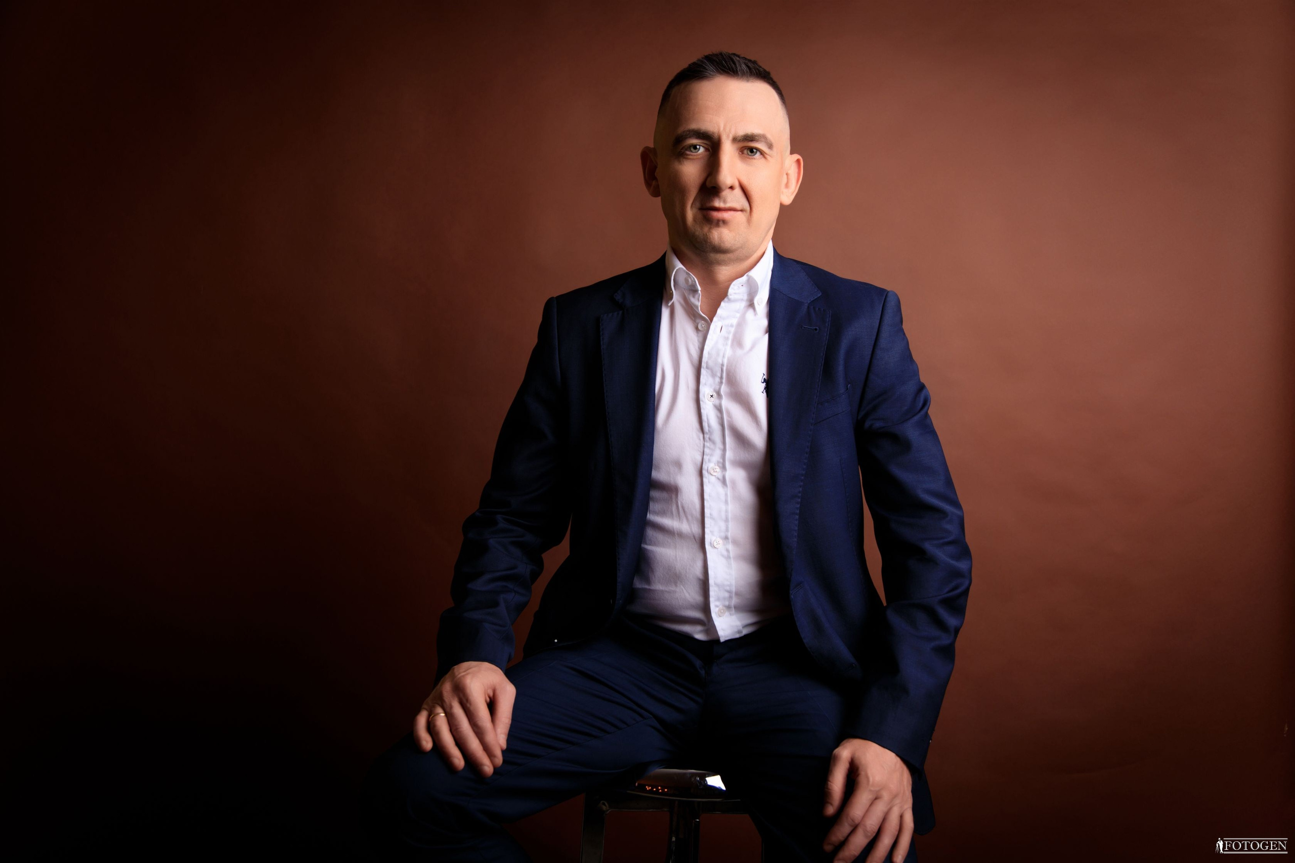 Профессиональная мужская фотосессия в Fotogen: Ваша история в кадре. Интерьерная фотостудия FOTOGEN г. Краснодар