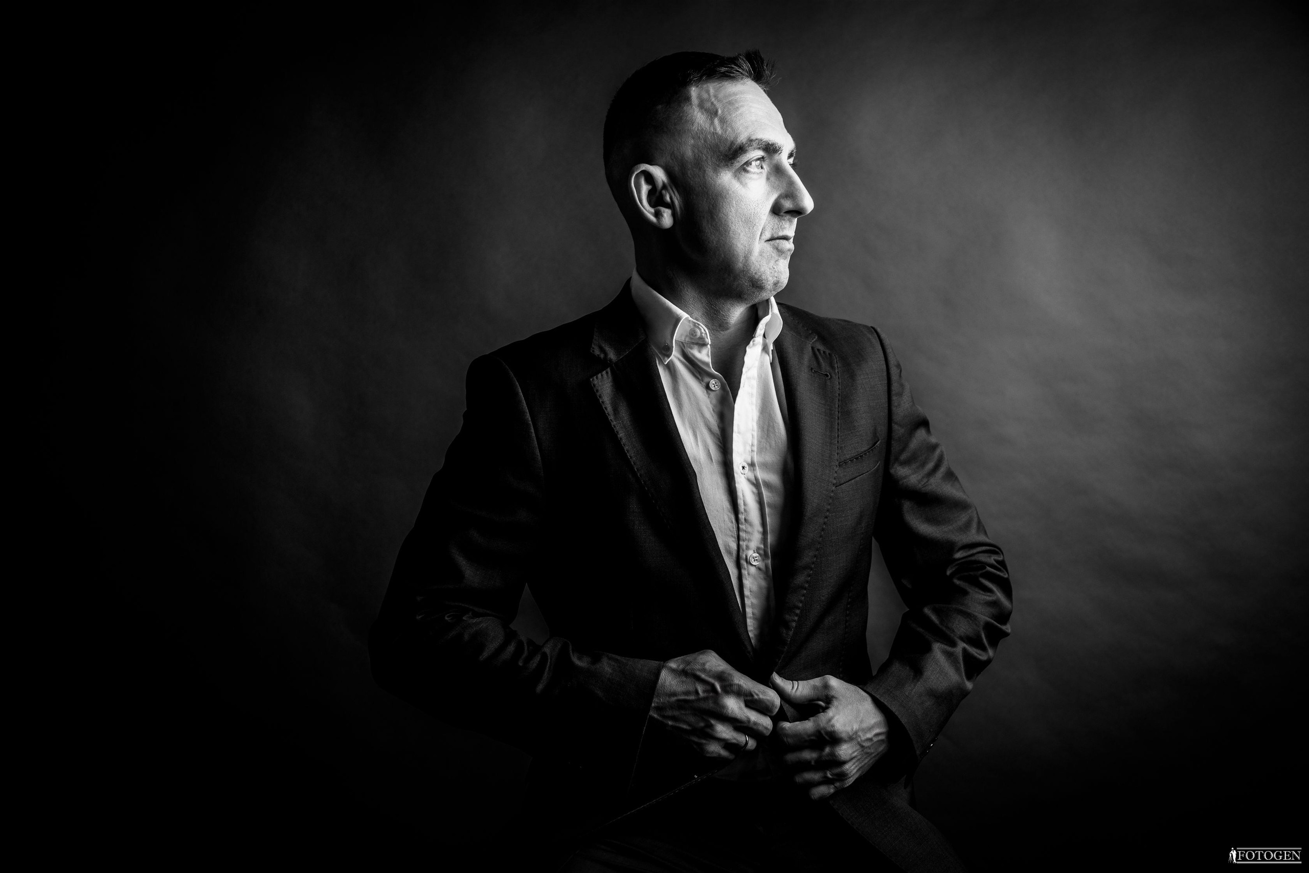 Профессиональная мужская фотосессия в Fotogen: Ваша история в кадре. Интерьерная фотостудия FOTOGEN г. Краснодар