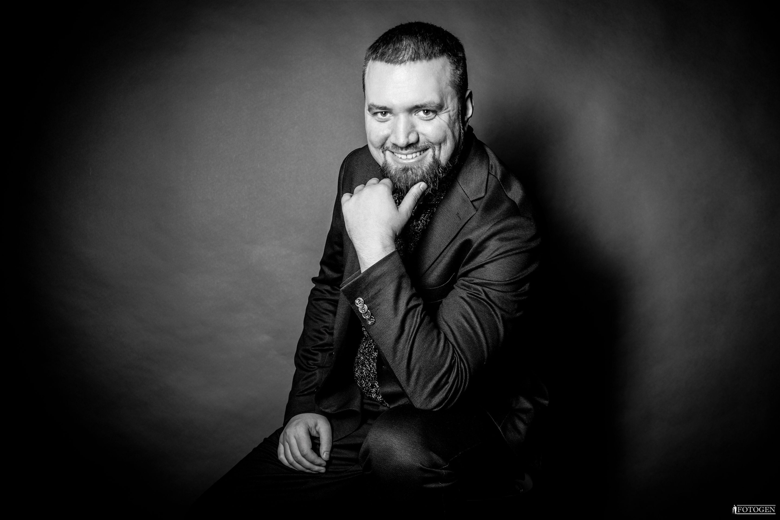 Профессиональная мужская фотосессия в Fotogen: Ваша история в кадре. Интерьерная фотостудия FOTOGEN г. Краснодар