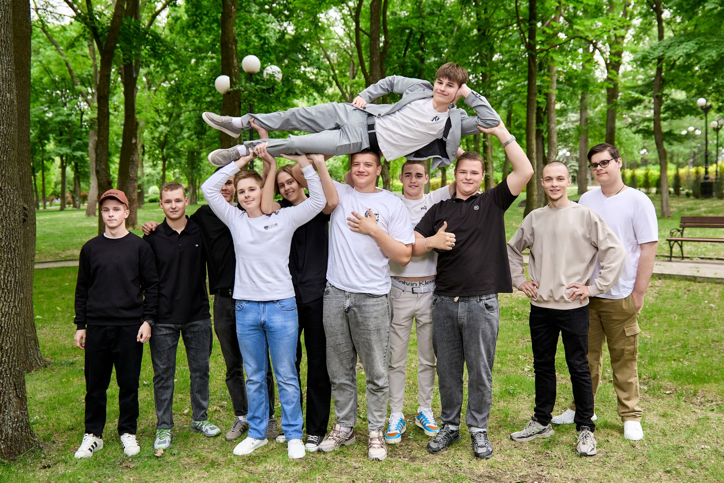 ШКОЛЬНИКИ. ПАРК ЩЕРБАКОВА. Фотограф Татаринов Андрей (Донецк / Макеевка)