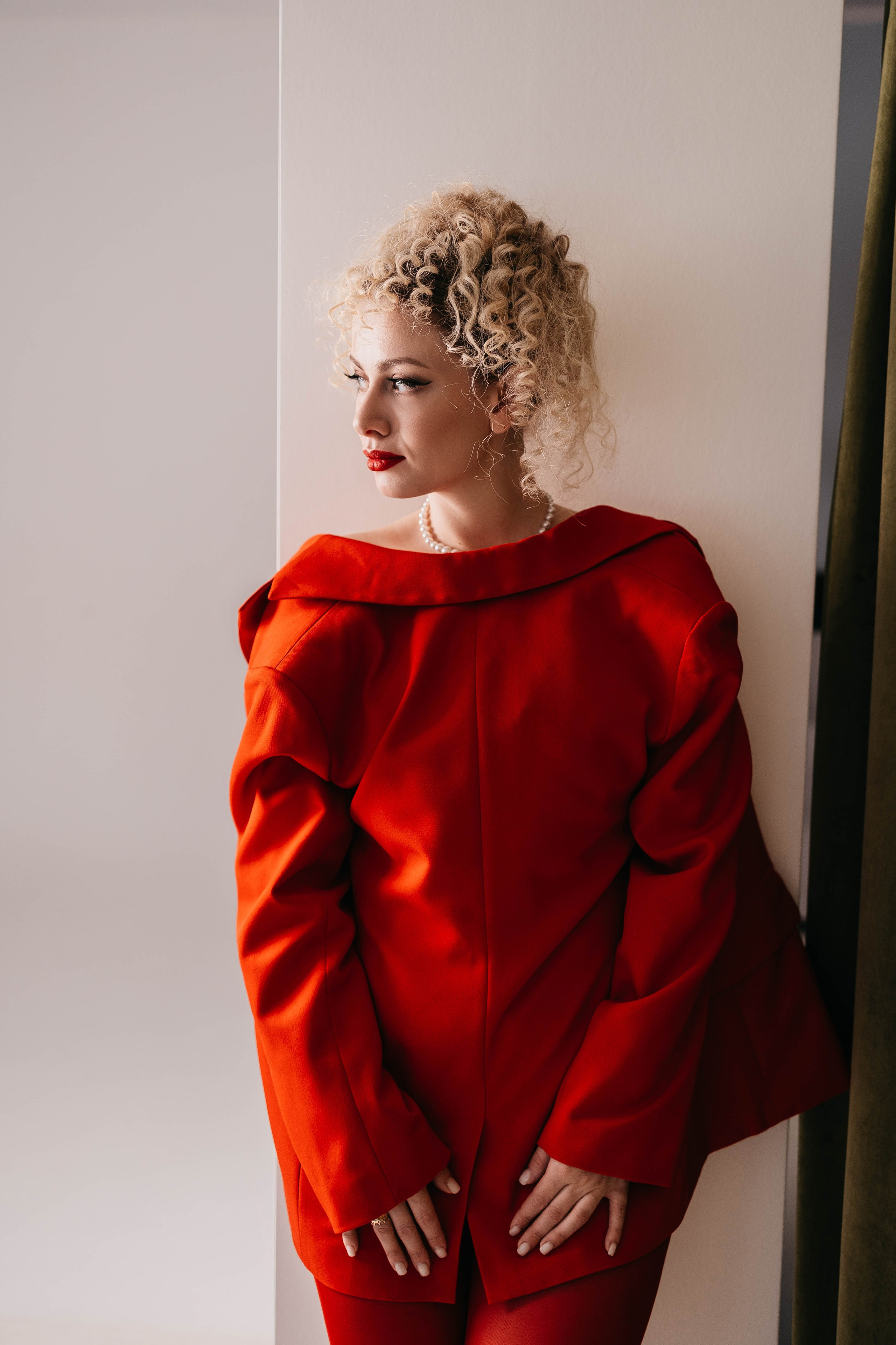 Ира в красном. Фотостудия Cute_photostudio в Твери. Фотограф в Твери Лагодная Яна