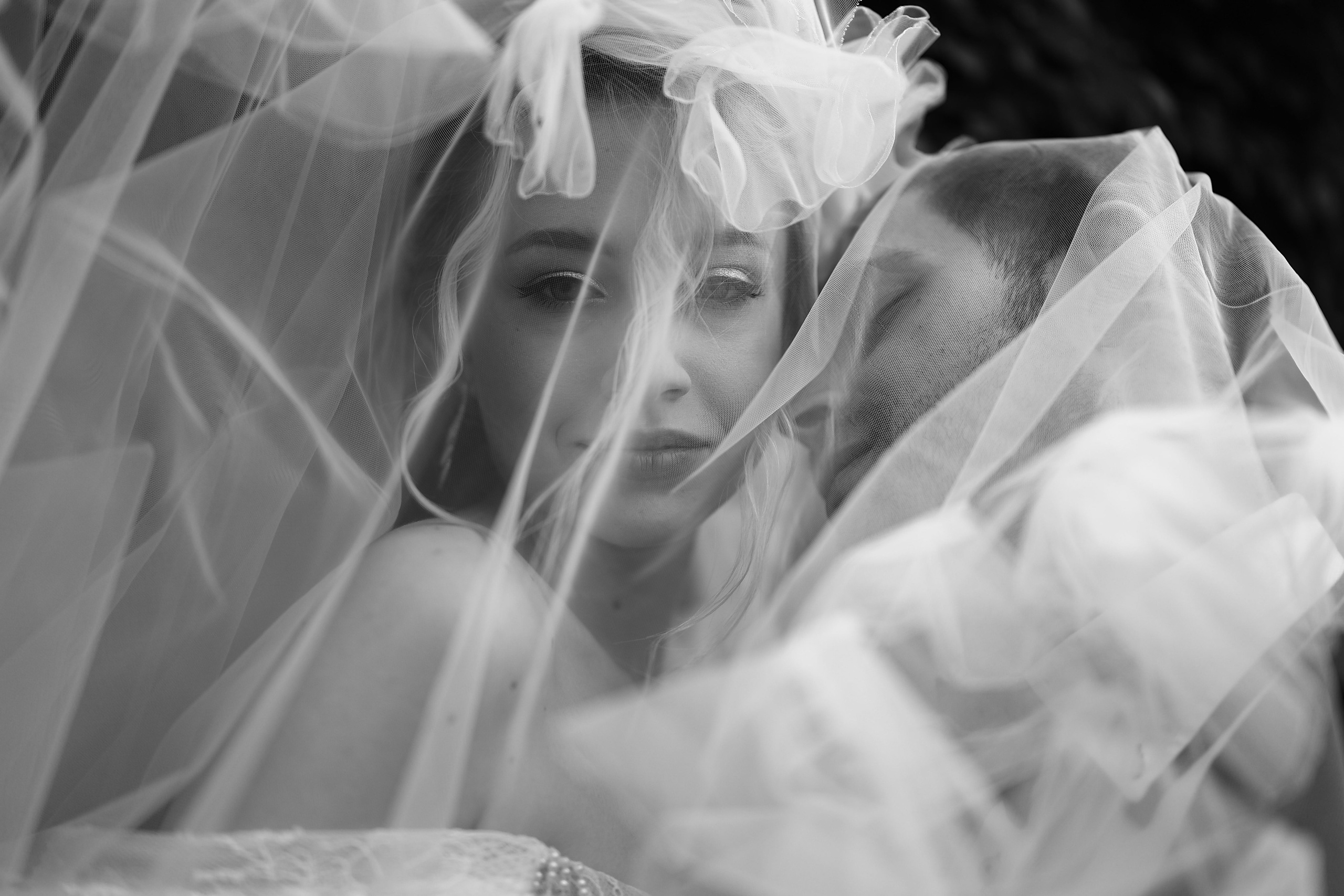 черно-белый портрет невесты под фатой. Фотограф Денис Перминов