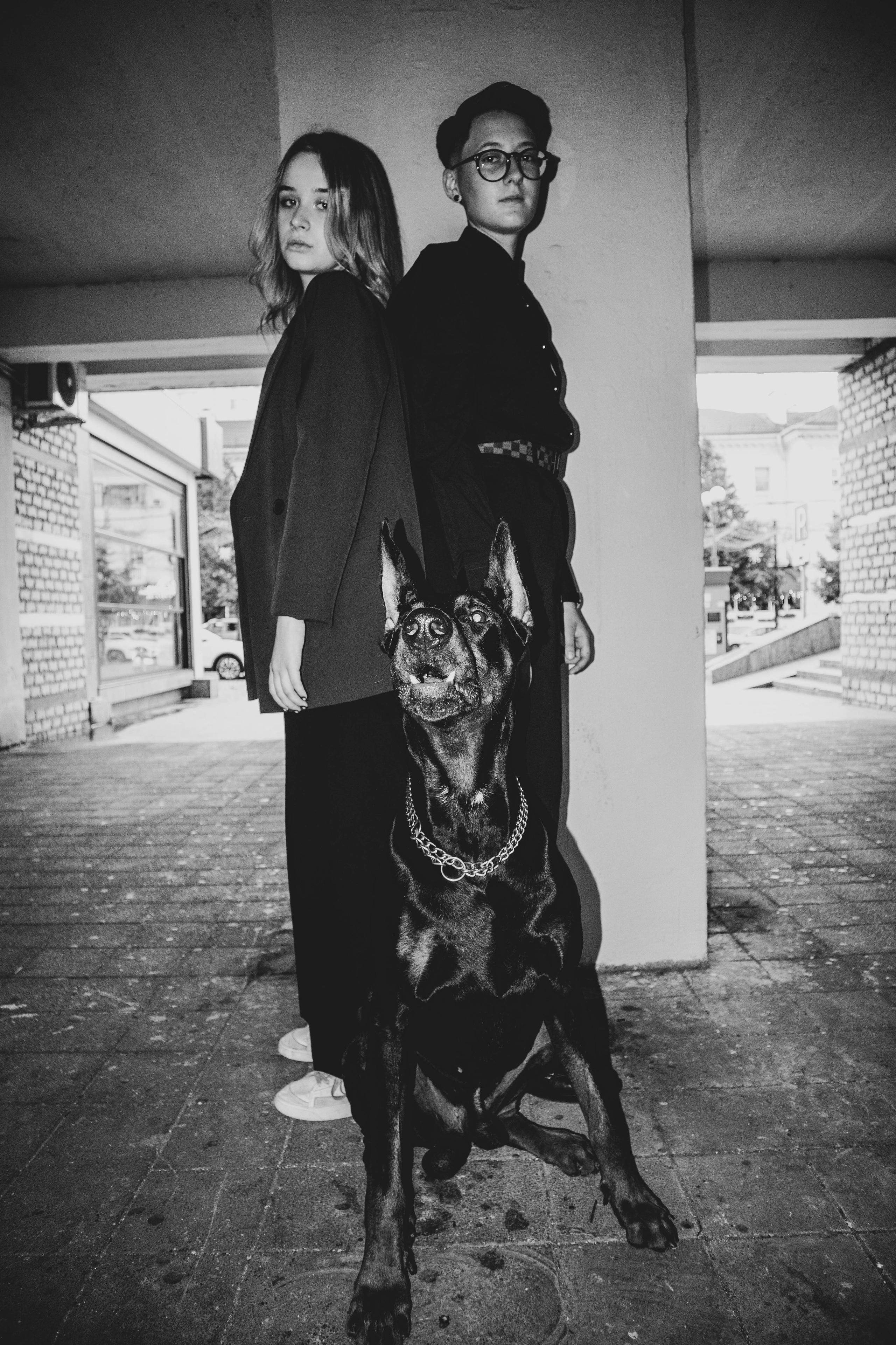 «Жизнь в ритме шага: пара с доберманом». Уличный фотограф Города N