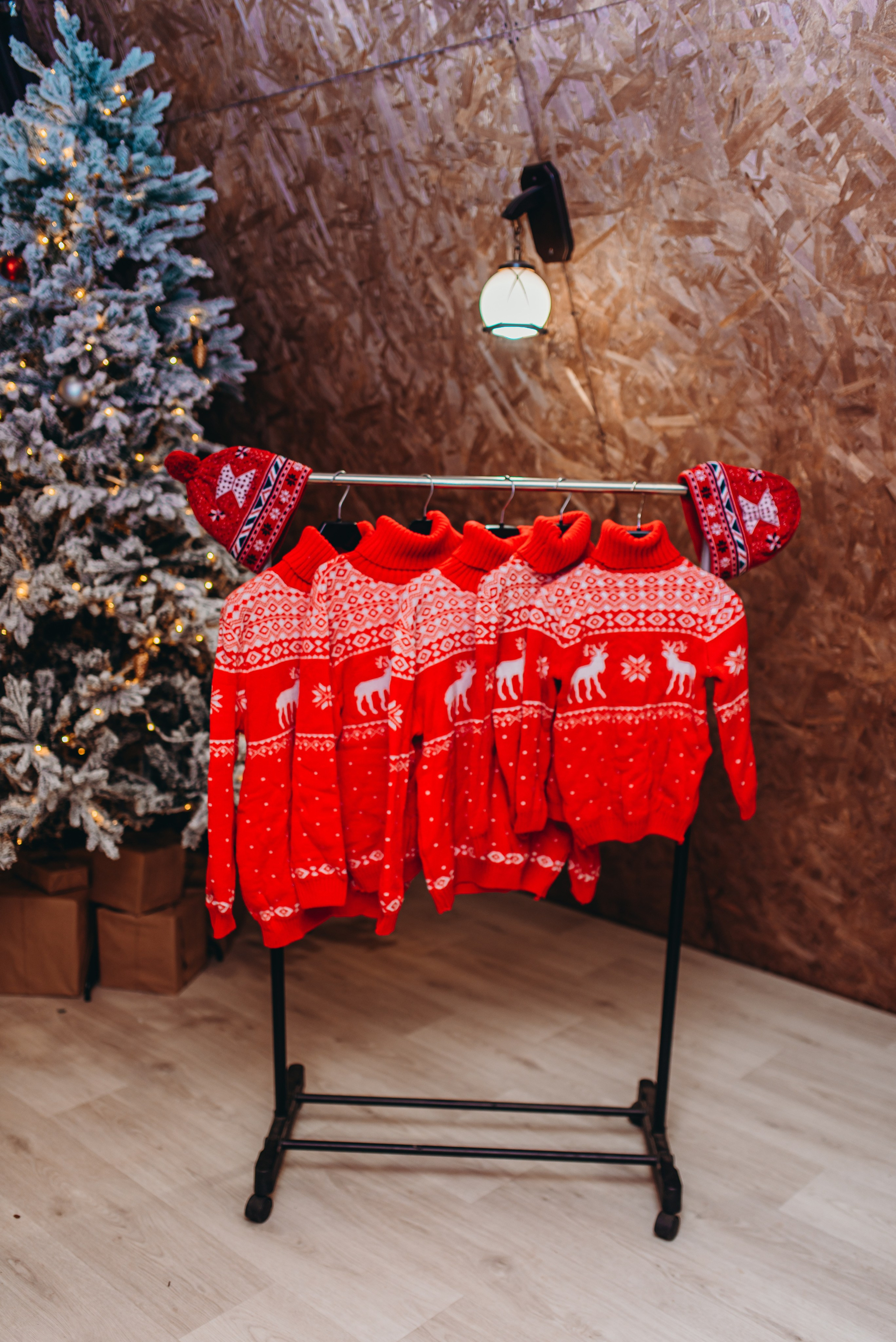 Набор красных новогодних свитеров с оленями. Ольга Ли свадебный семейный фотограф Иркутск
