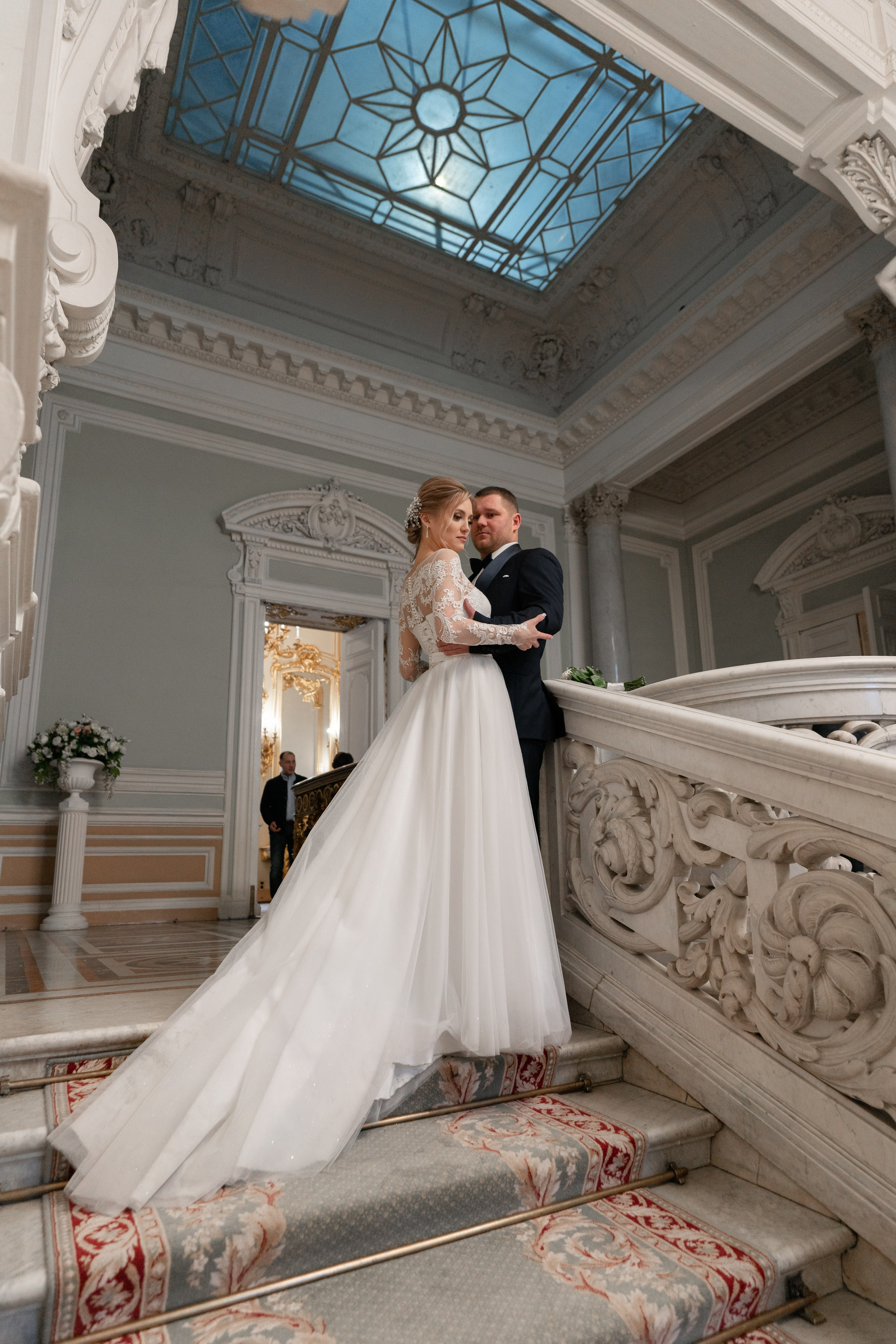 невеста с длинным шлейфом на парадной лестнице дворца 1 на английской набережной в Санкт-Петербурге.
