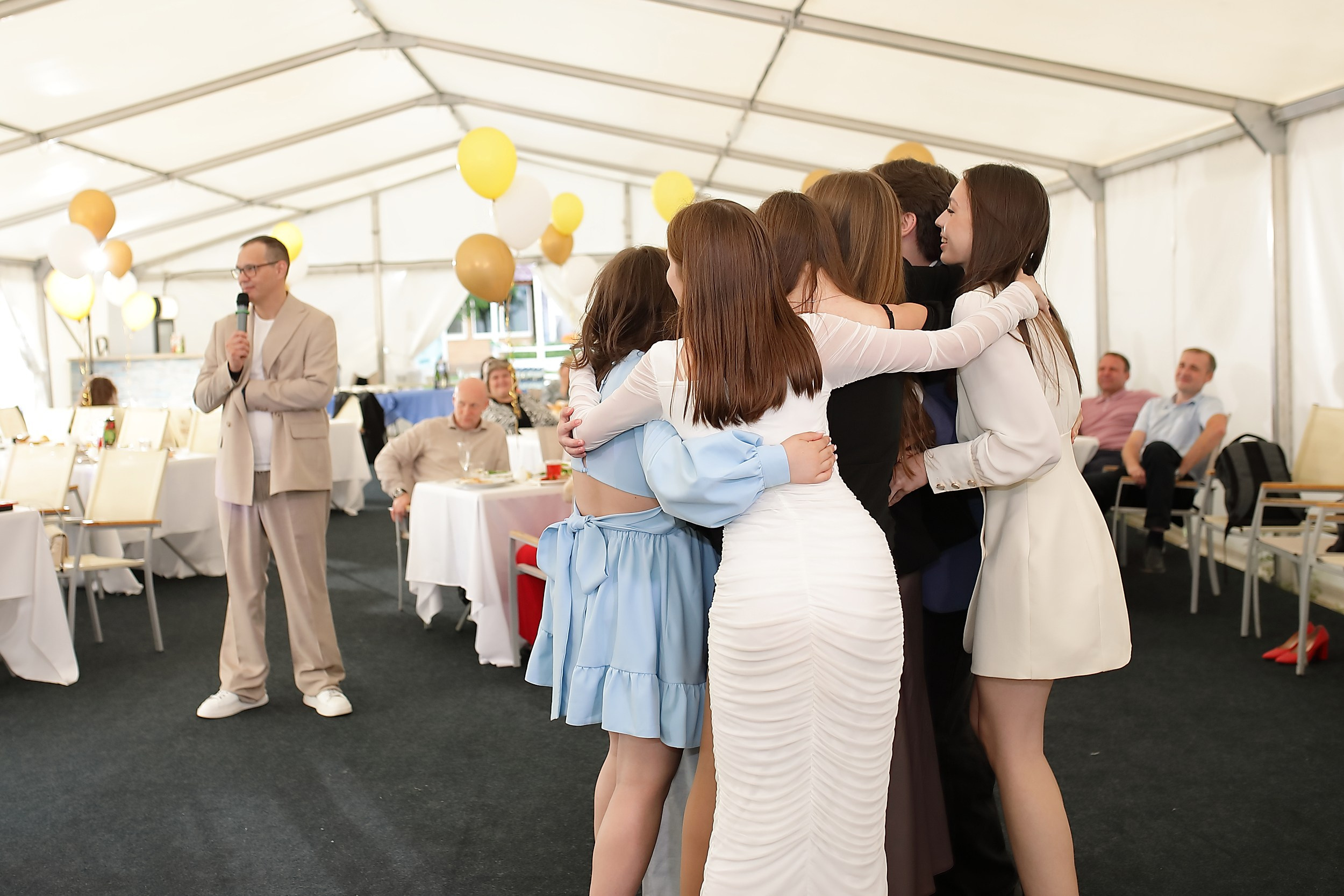 обнимашки выпускников на вечере