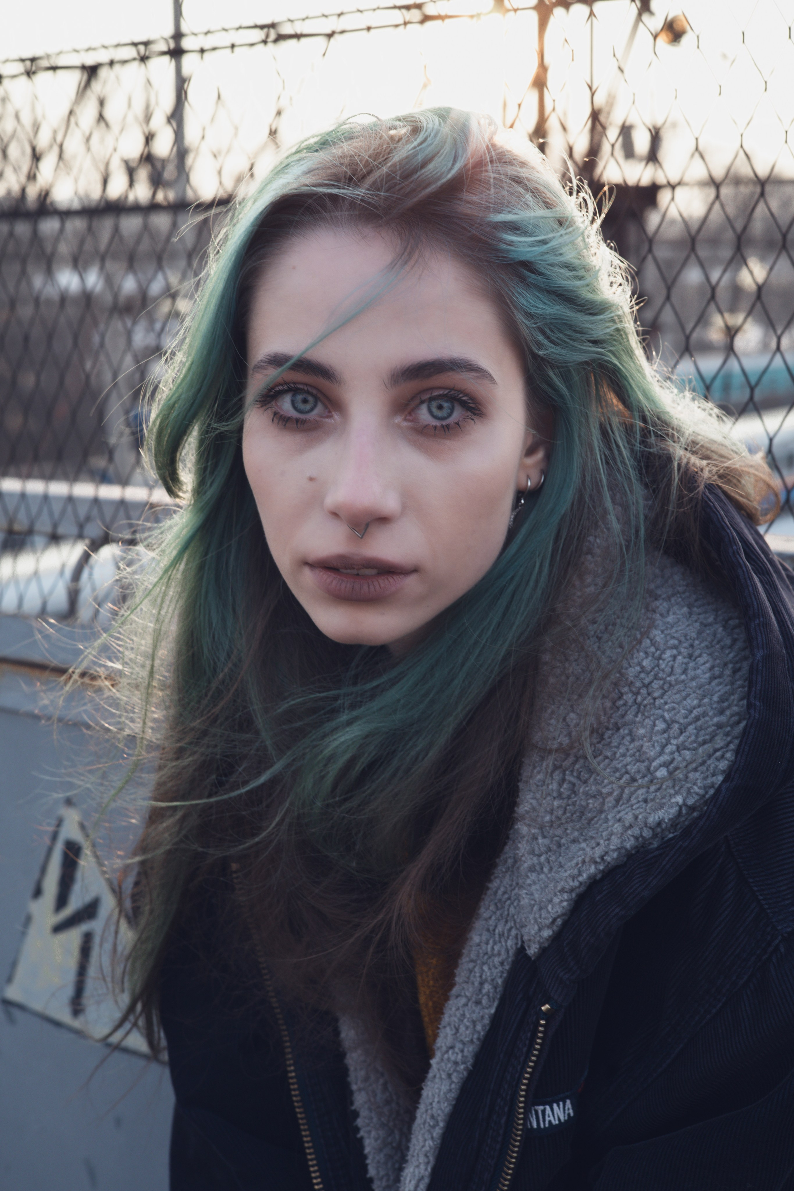 Фотопортрет девушки с зелёными волосами и ветреной укладкой
