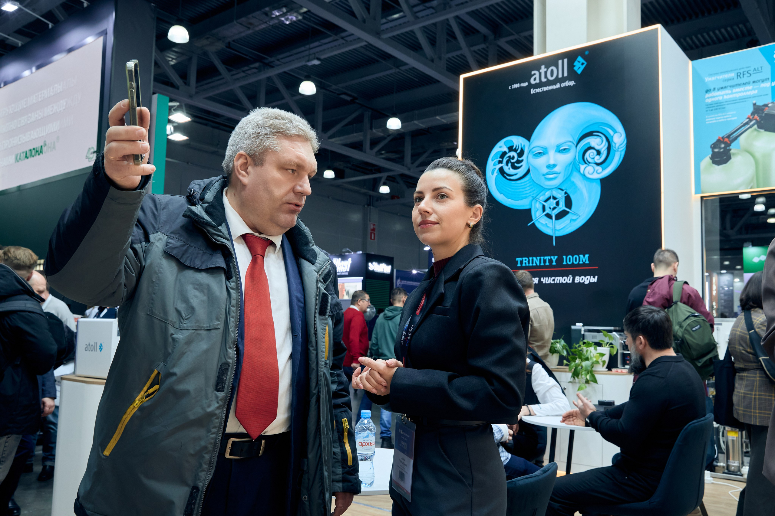 Деловое общение представителей компании с гостями