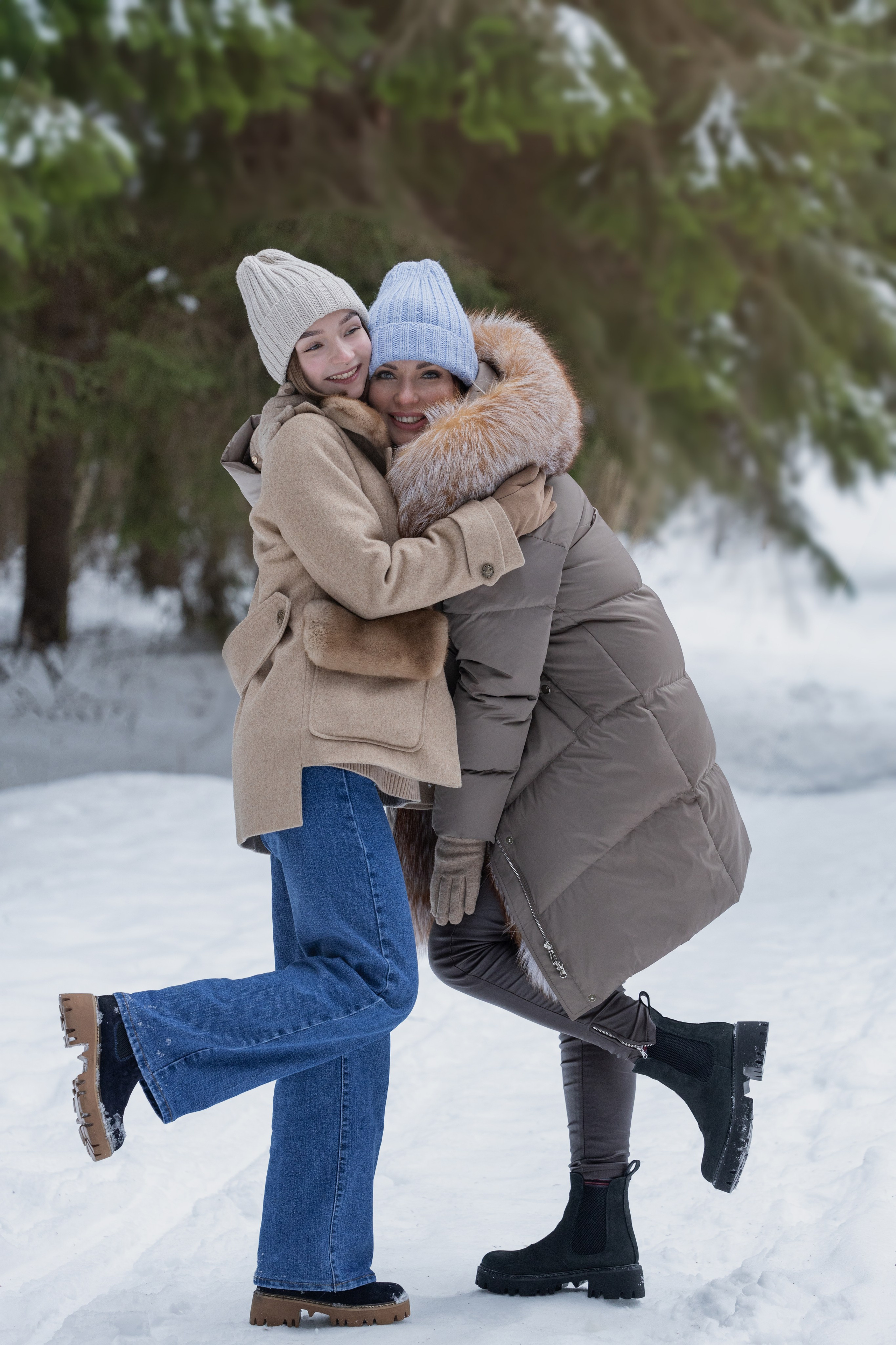 Позы для фотосессии для девушек стоят на улице две подруги и обнимаются