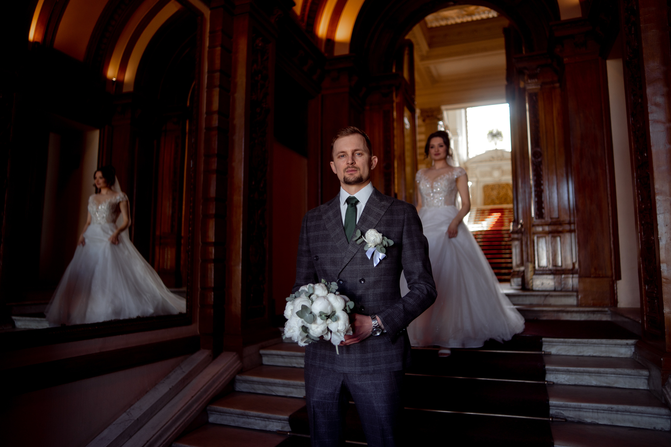 Жених держит букет и ждет невесту во Дворце бракосочетания 1