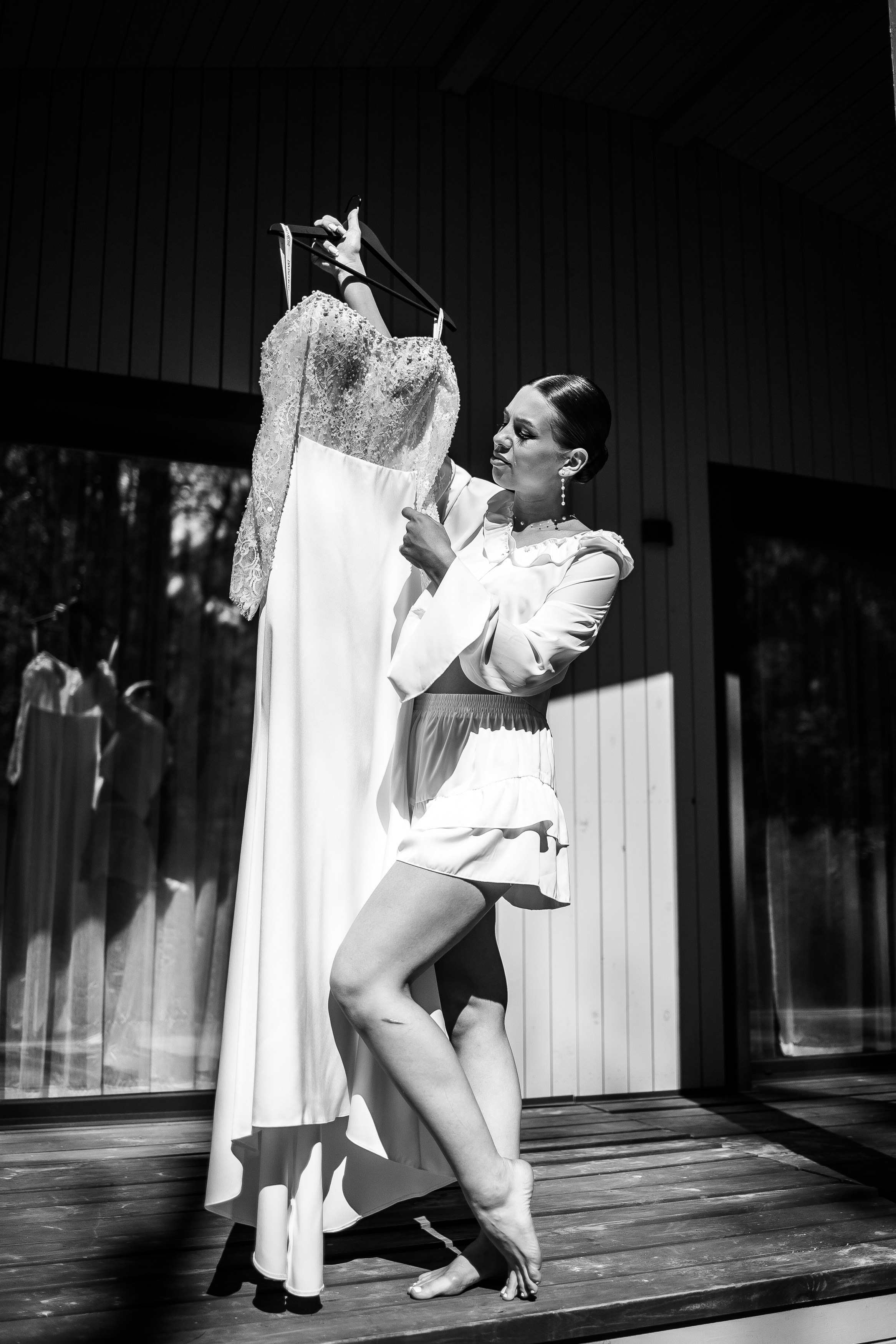 Невеста держит свадебное платье