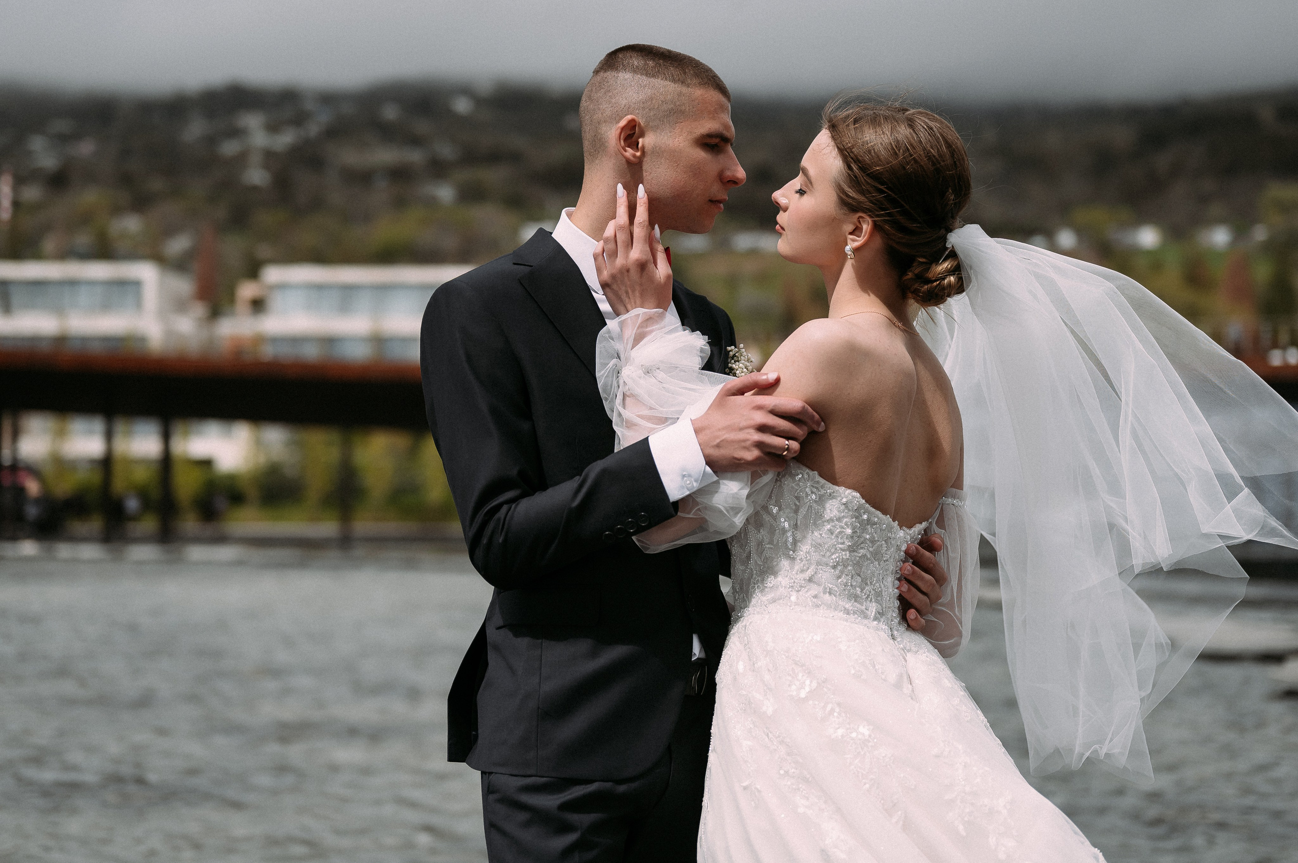 Свадебное утро и прогулка красивой яркой пары. Свадебный и семейный фотограф в Симферополе Дарья Маркова