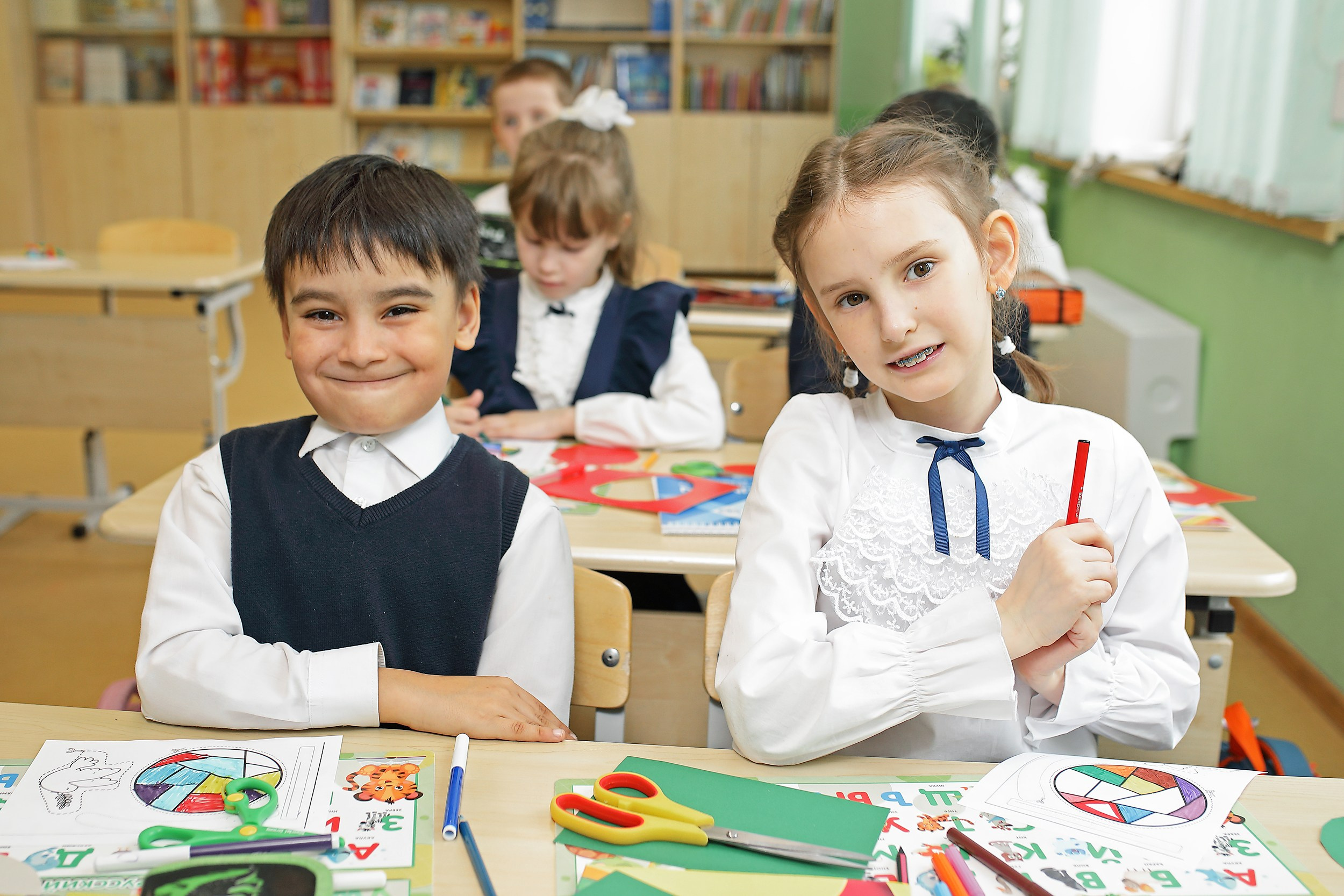 первоклассники за партой