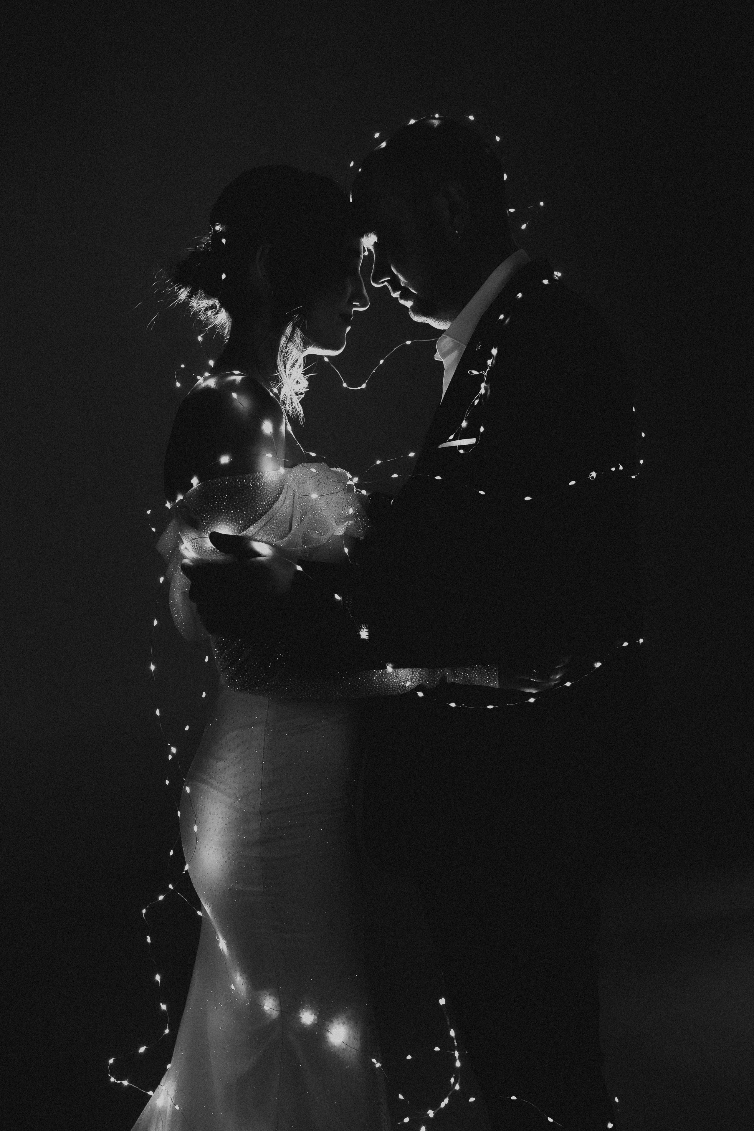 Идея для черно-белой свадебной фотографии с гирляндой