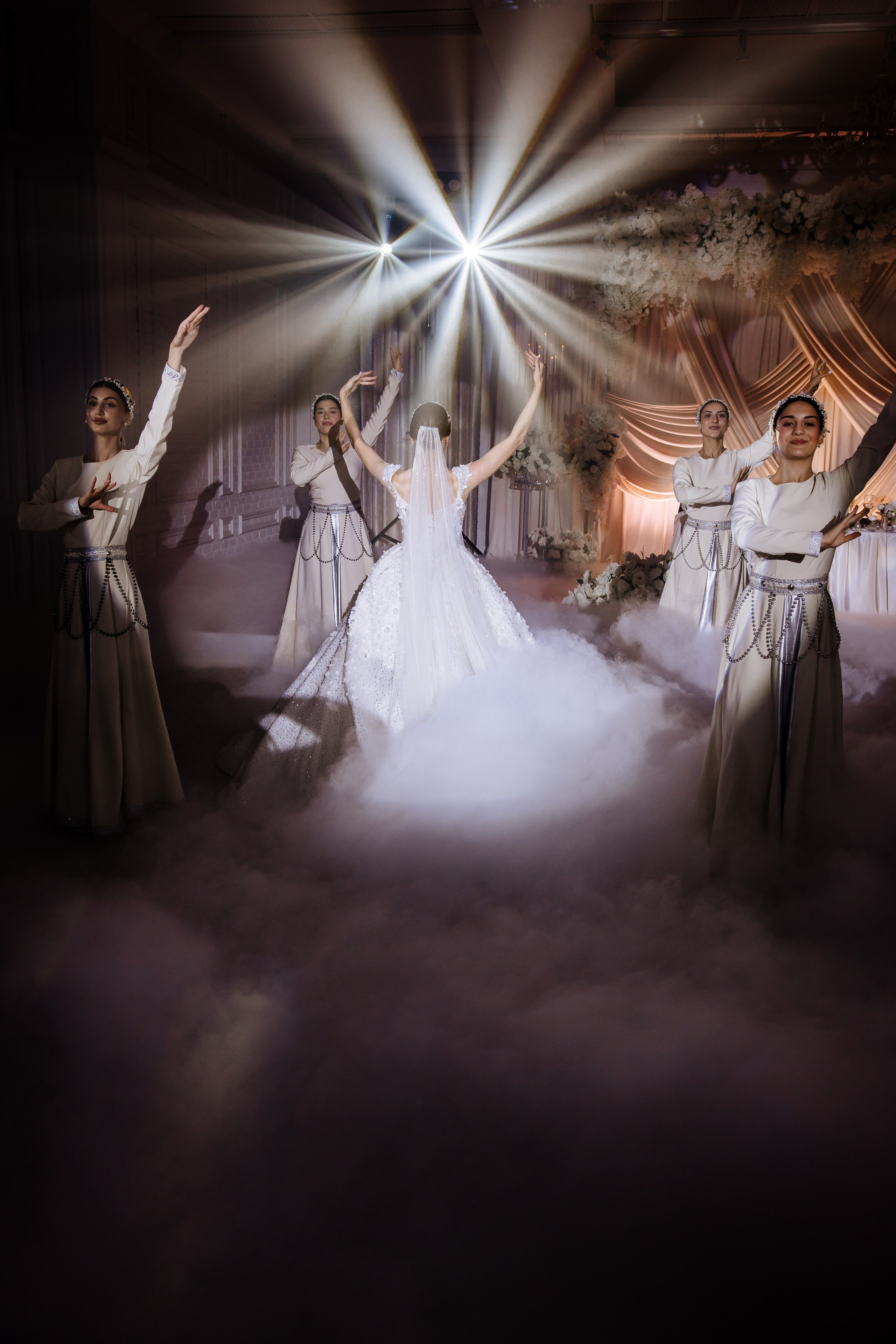 Свадебные снимки. Профессиональный фотограф и видеооператор