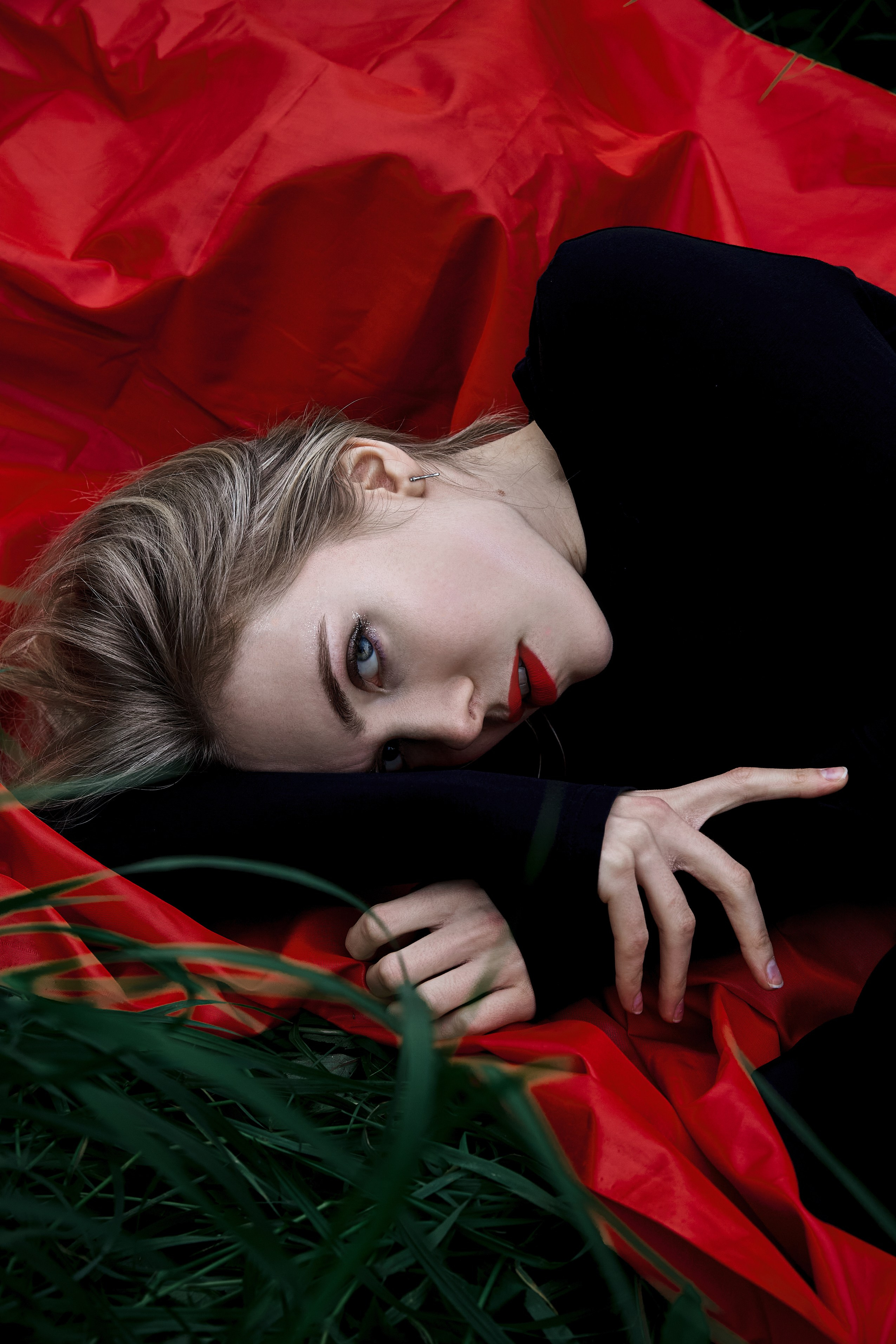 Портрет блондинки на красном фоне