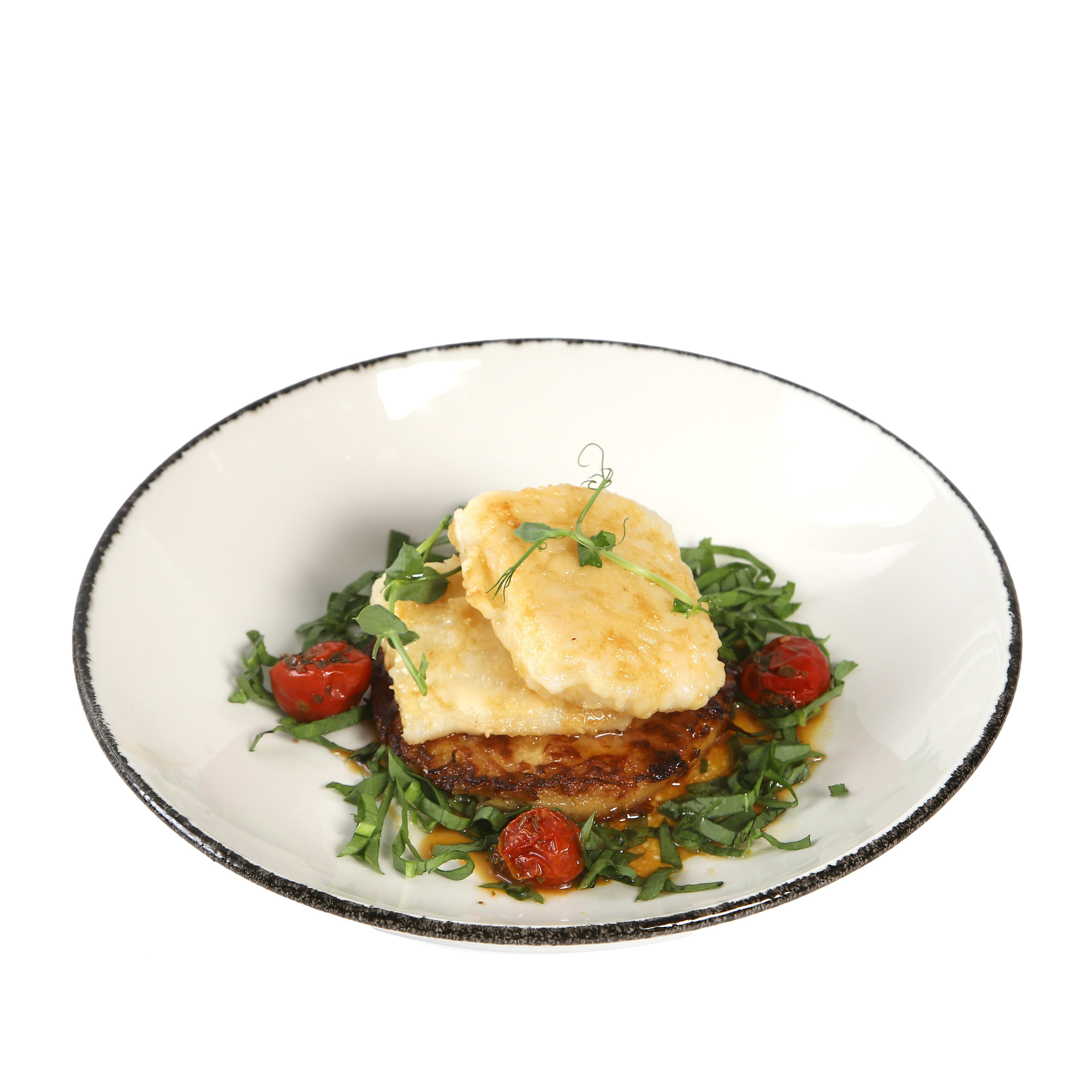 Фуд-фотография рыбы с овощами и соусом.