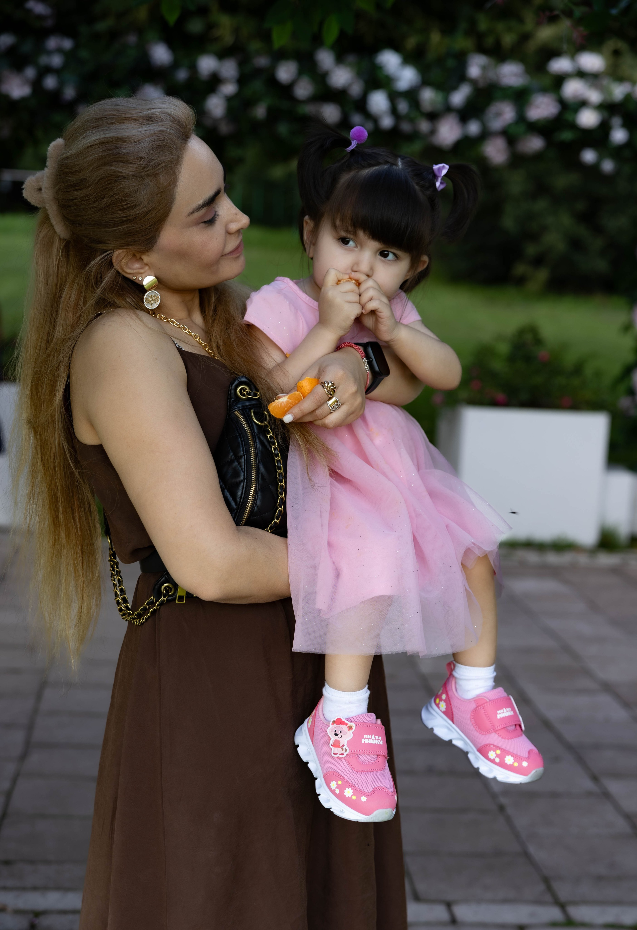 Прогулка мамы и дочки в парке