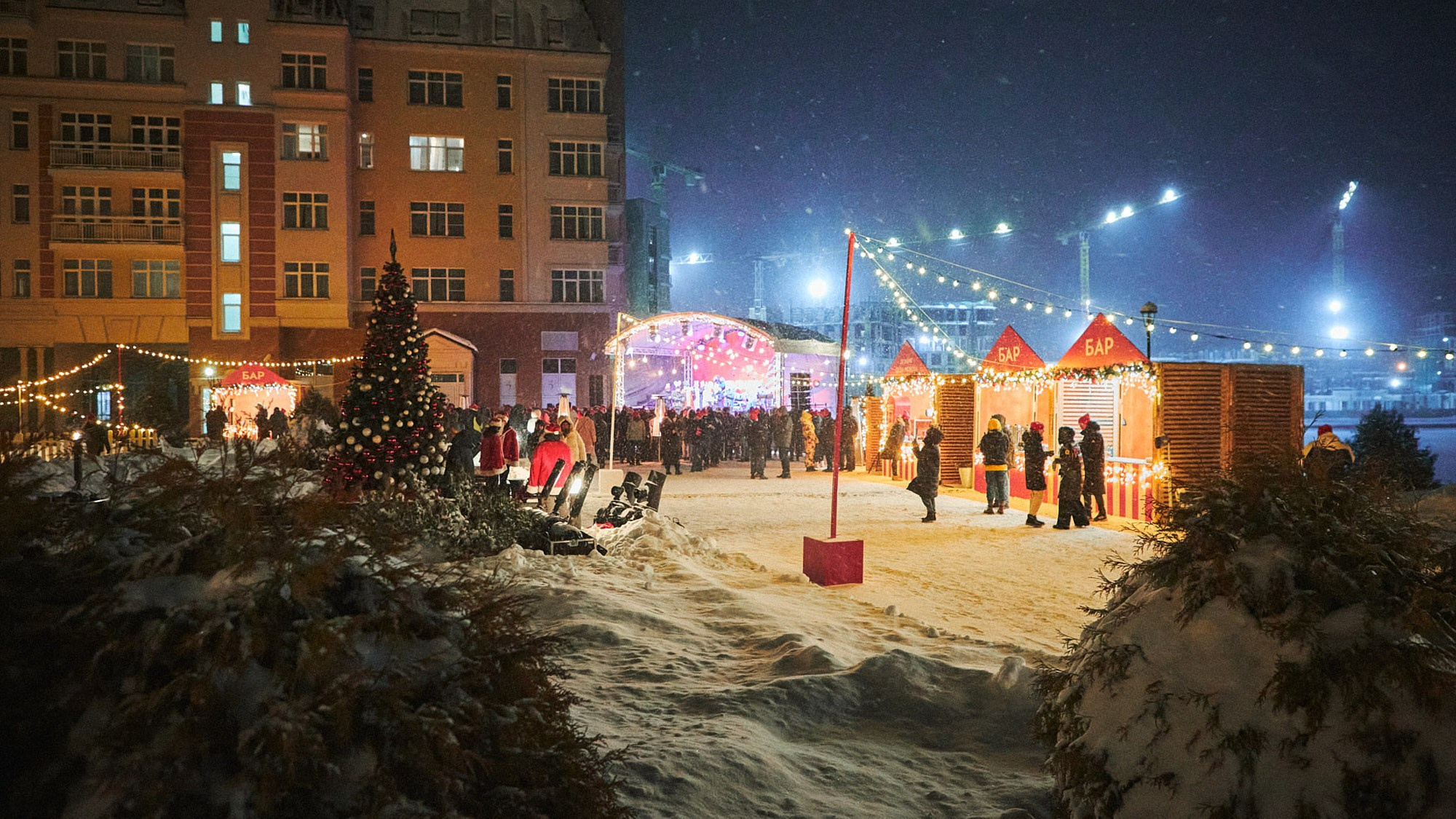 сцена и публика — атмосфера вечеринки