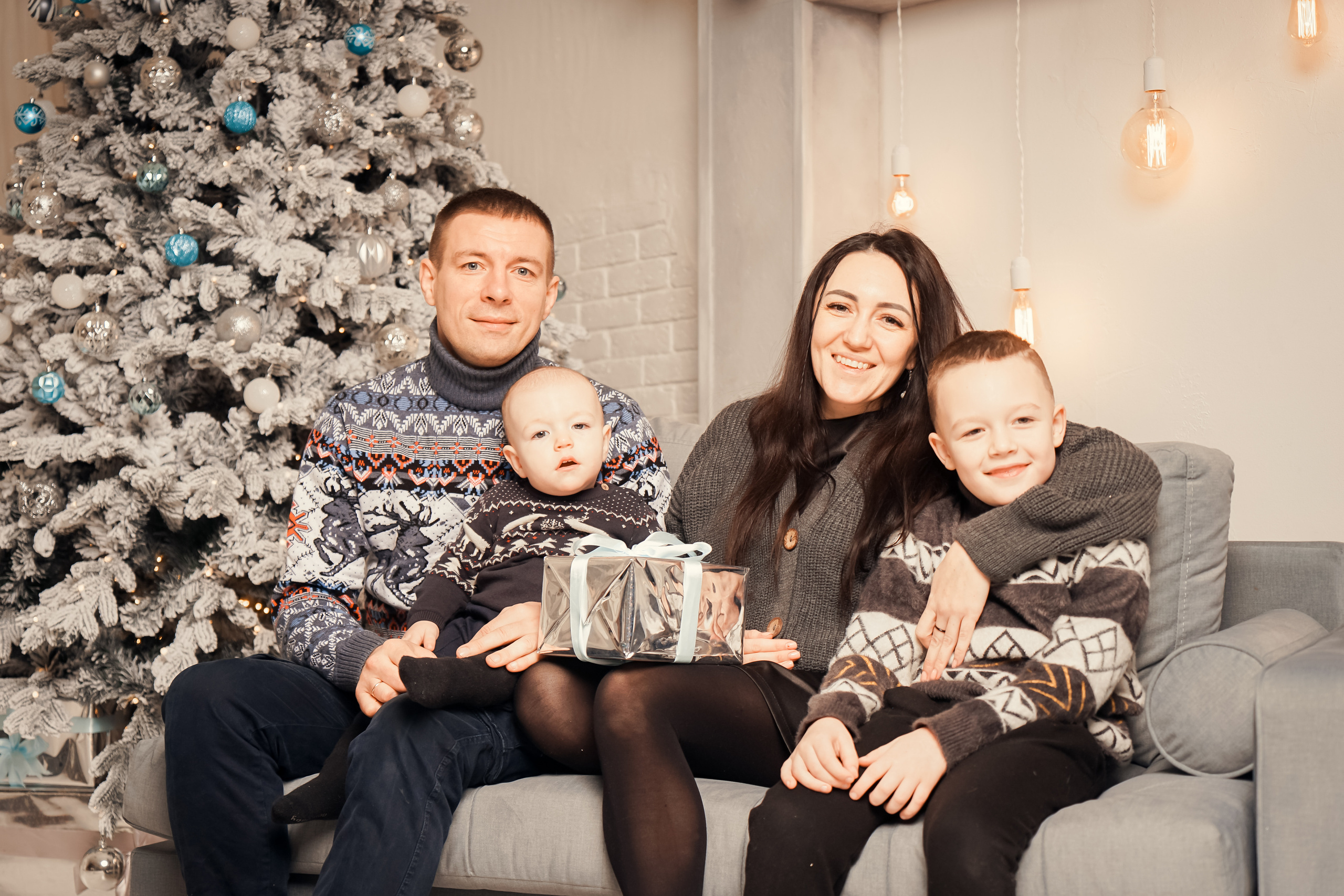 Студийная предновогодняя съёмка семьи Кати. Лиза Фирстова — самый добрый фотограф