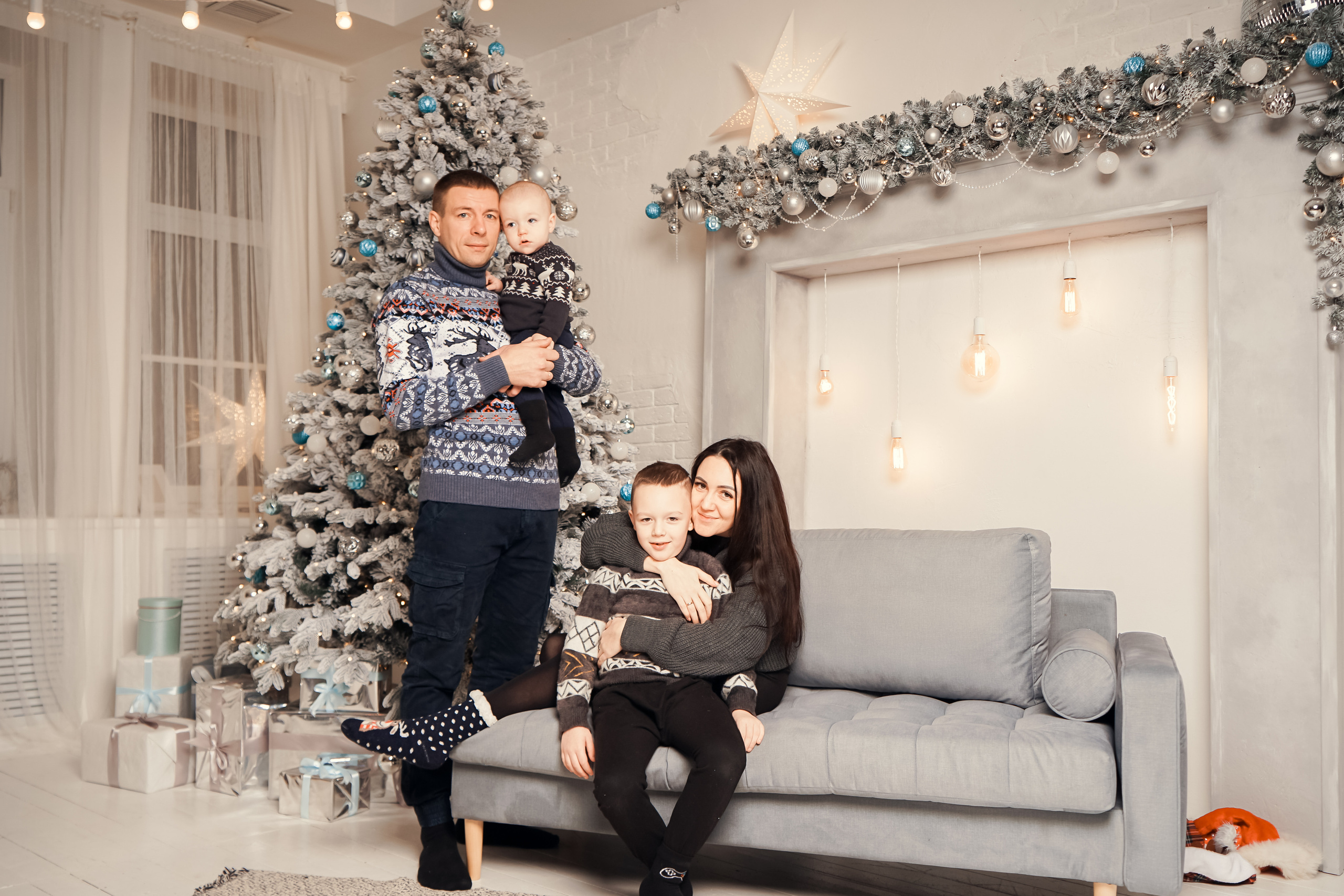 Студийная предновогодняя съёмка семьи Кати. Лиза Фирстова — самый добрый фотограф